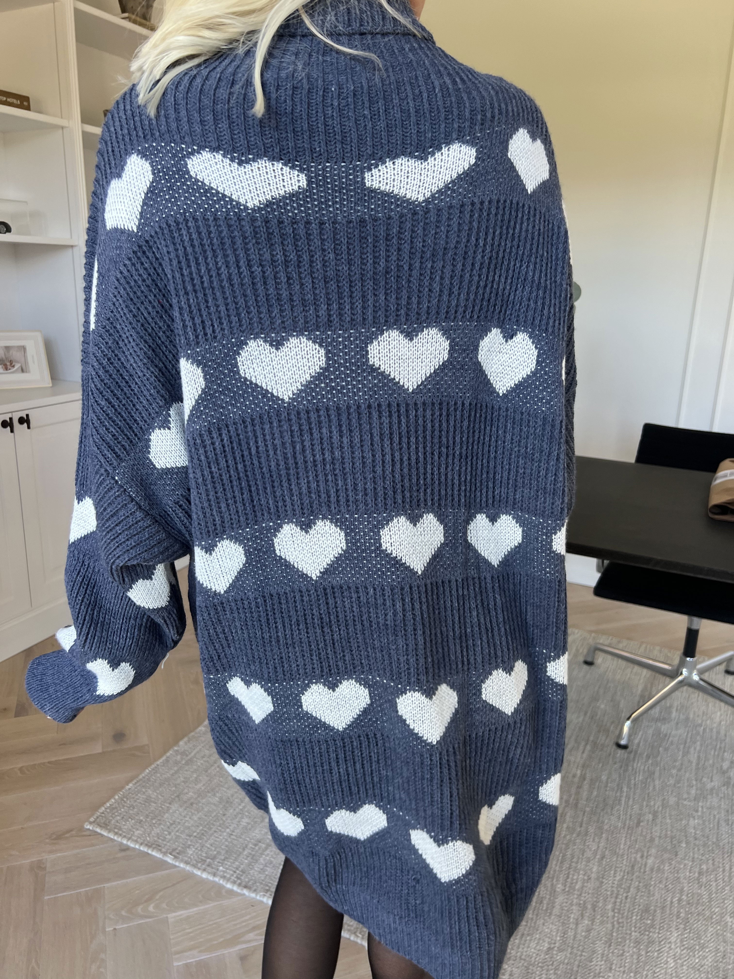 Jody - Stickad klänning med hjärtan och polokrage