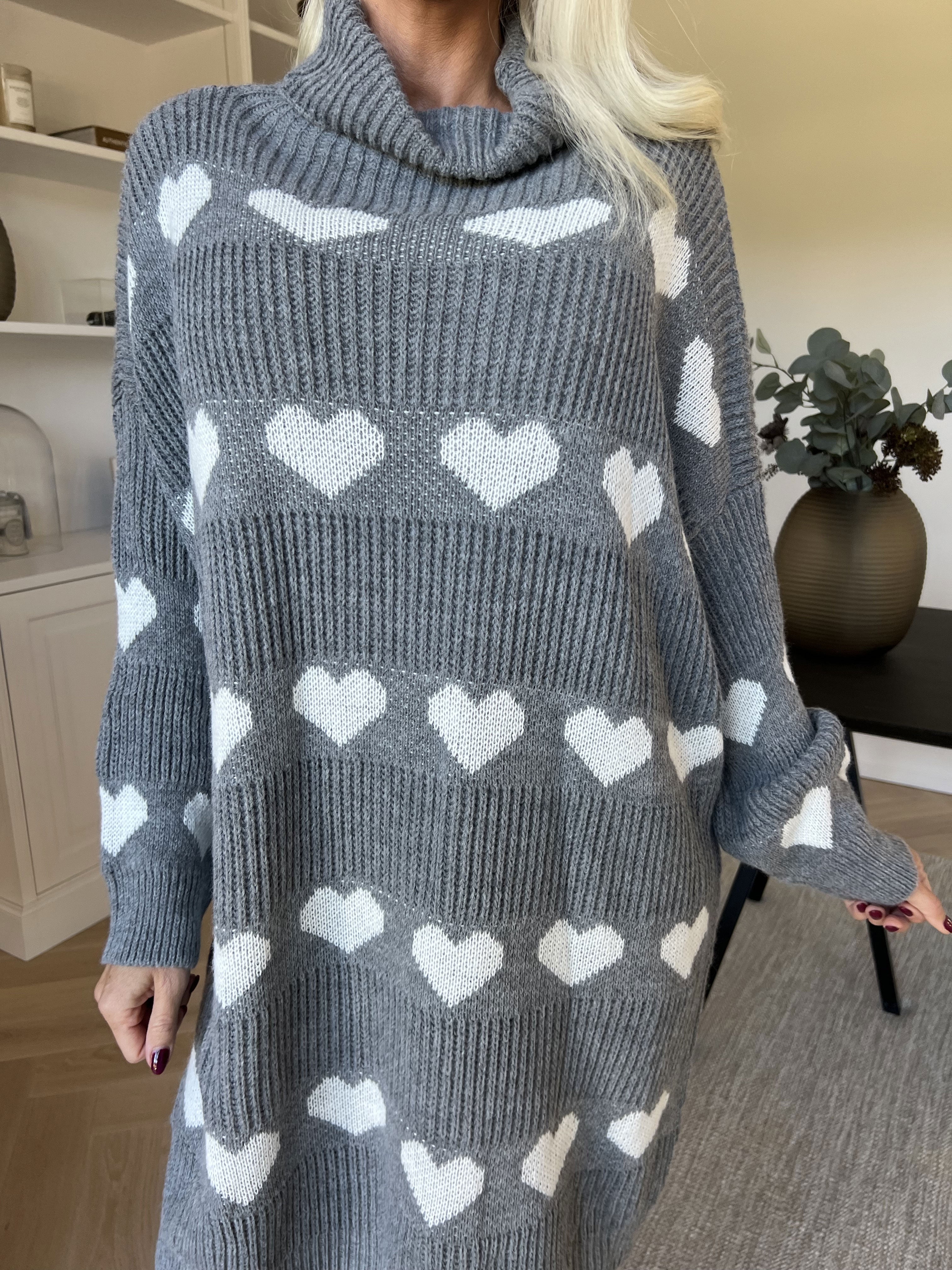 Jody - Stickad klänning med hjärtan och polokrage