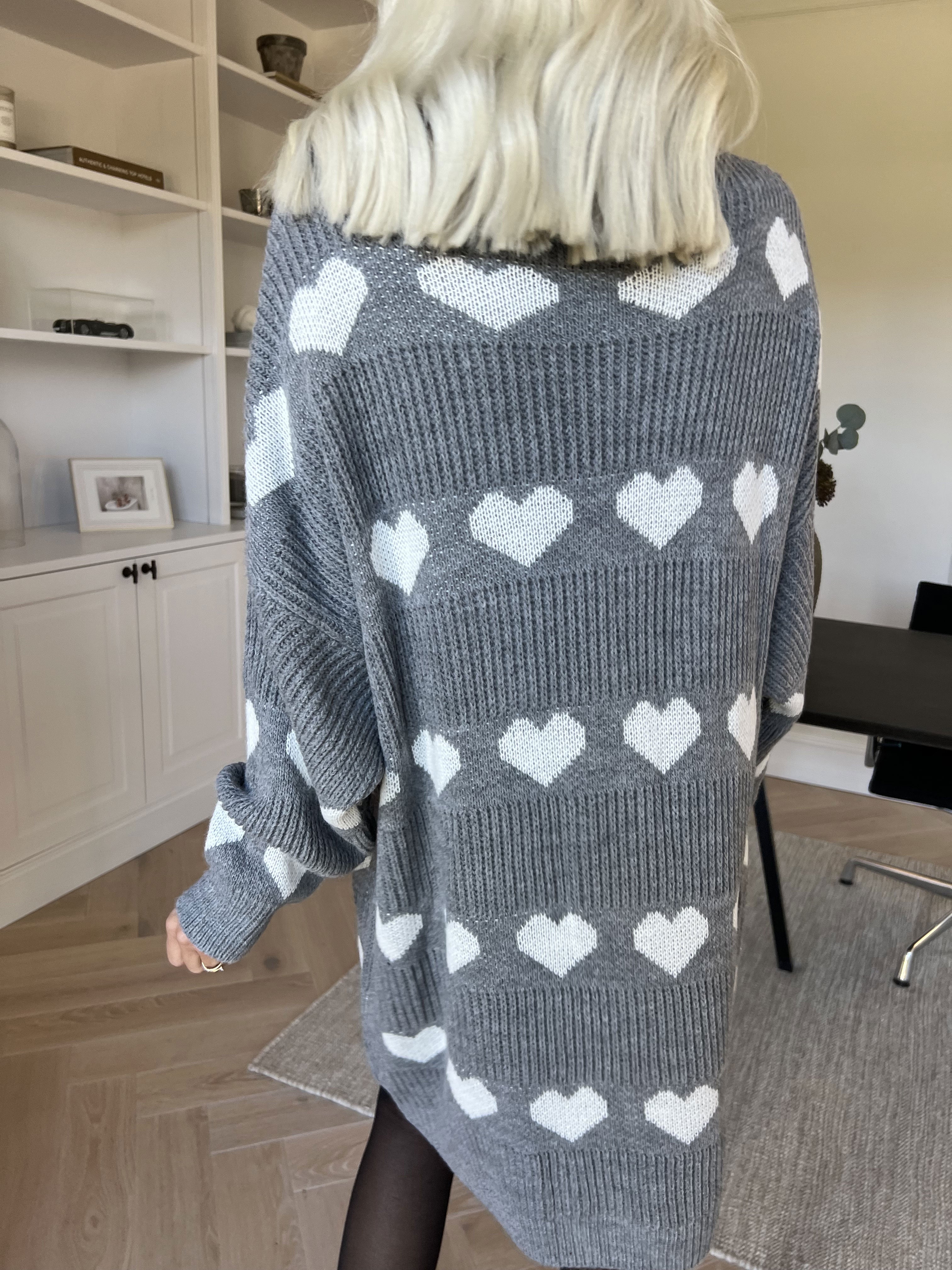 Jody - Stickad klänning med hjärtan och polokrage