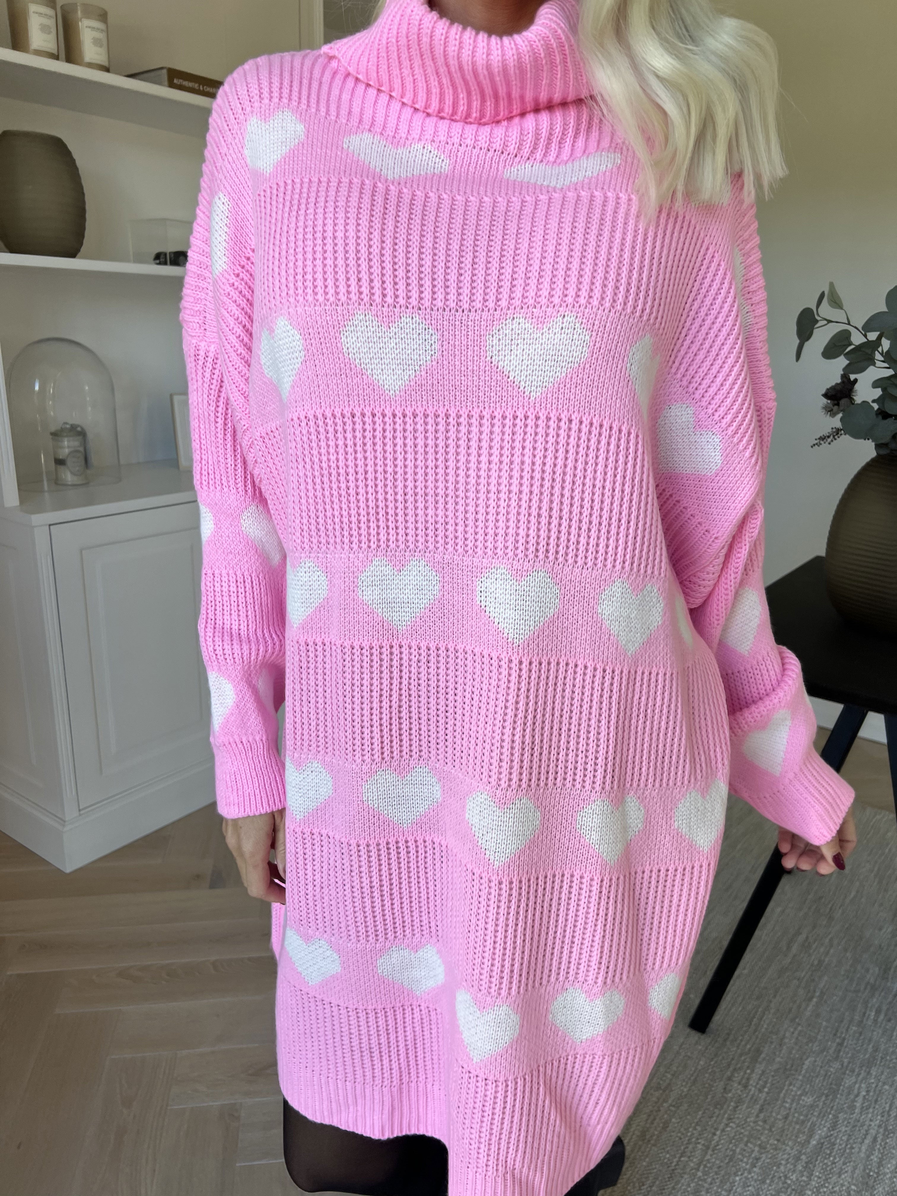 Jody - Stickad klänning med hjärtan och polokrage