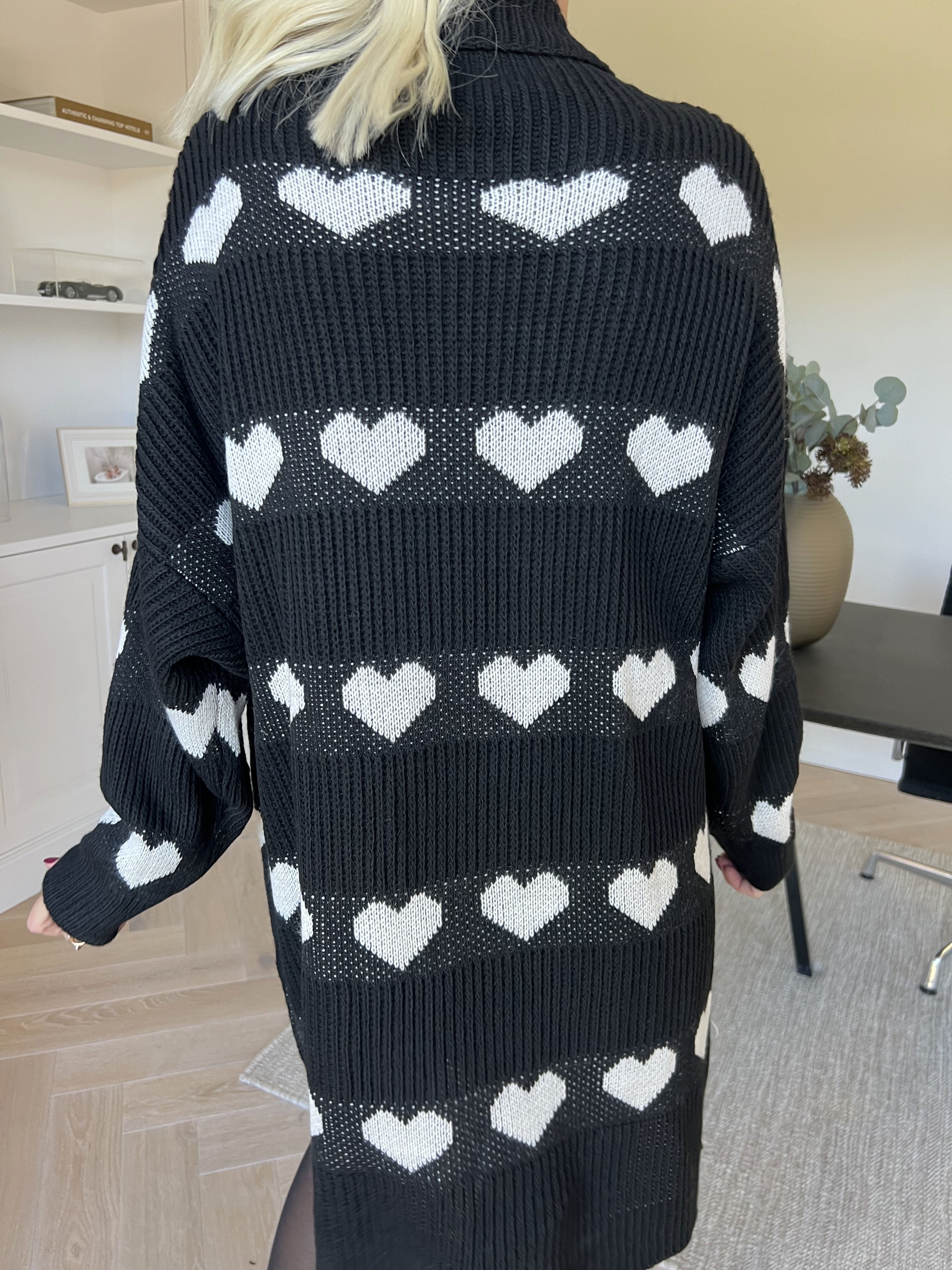 Jody - Stickad klänning med hjärtan och polokrage