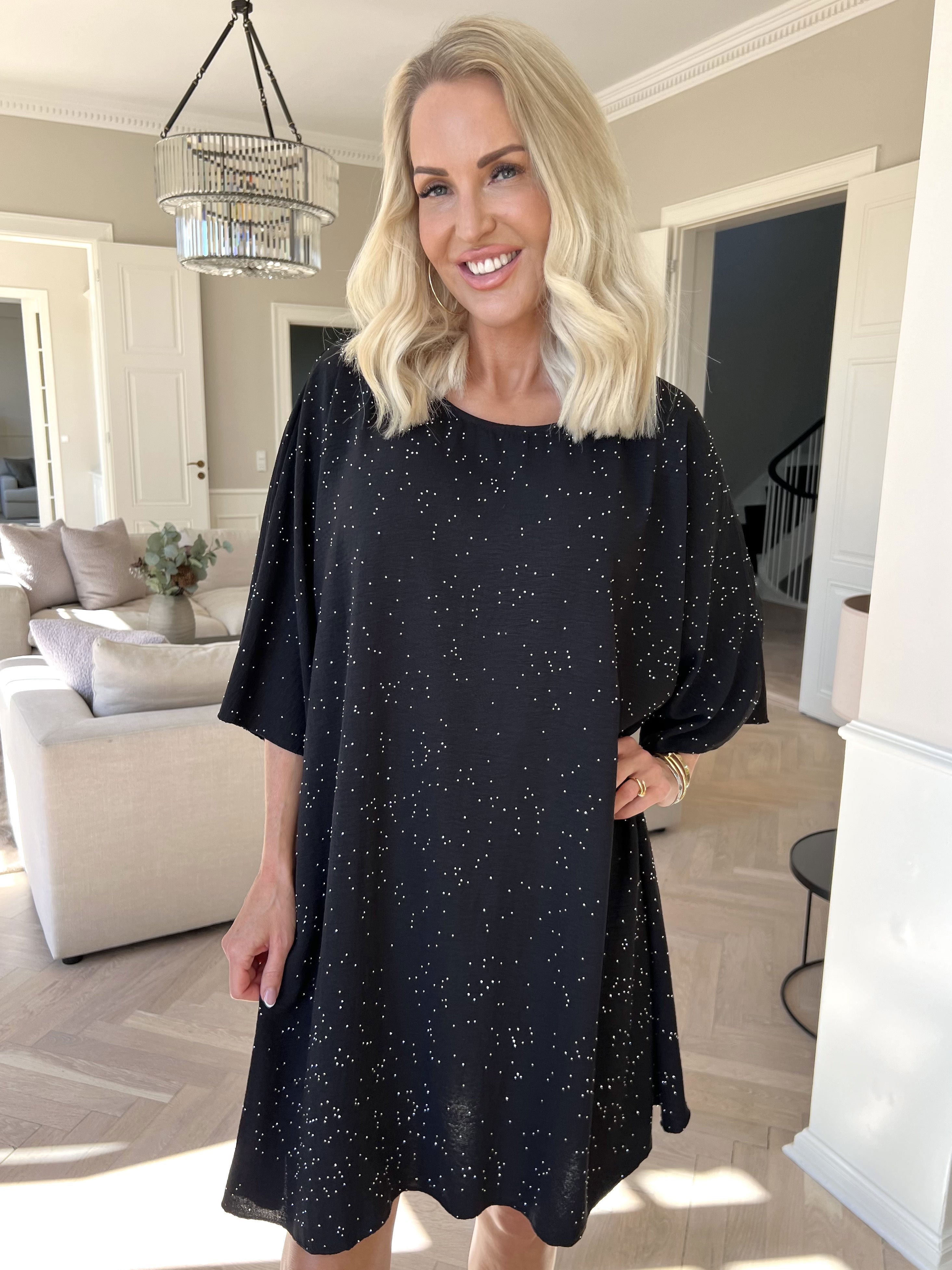 Johanne - Fin enfärgad klänning utsmyckad med fuskpäls