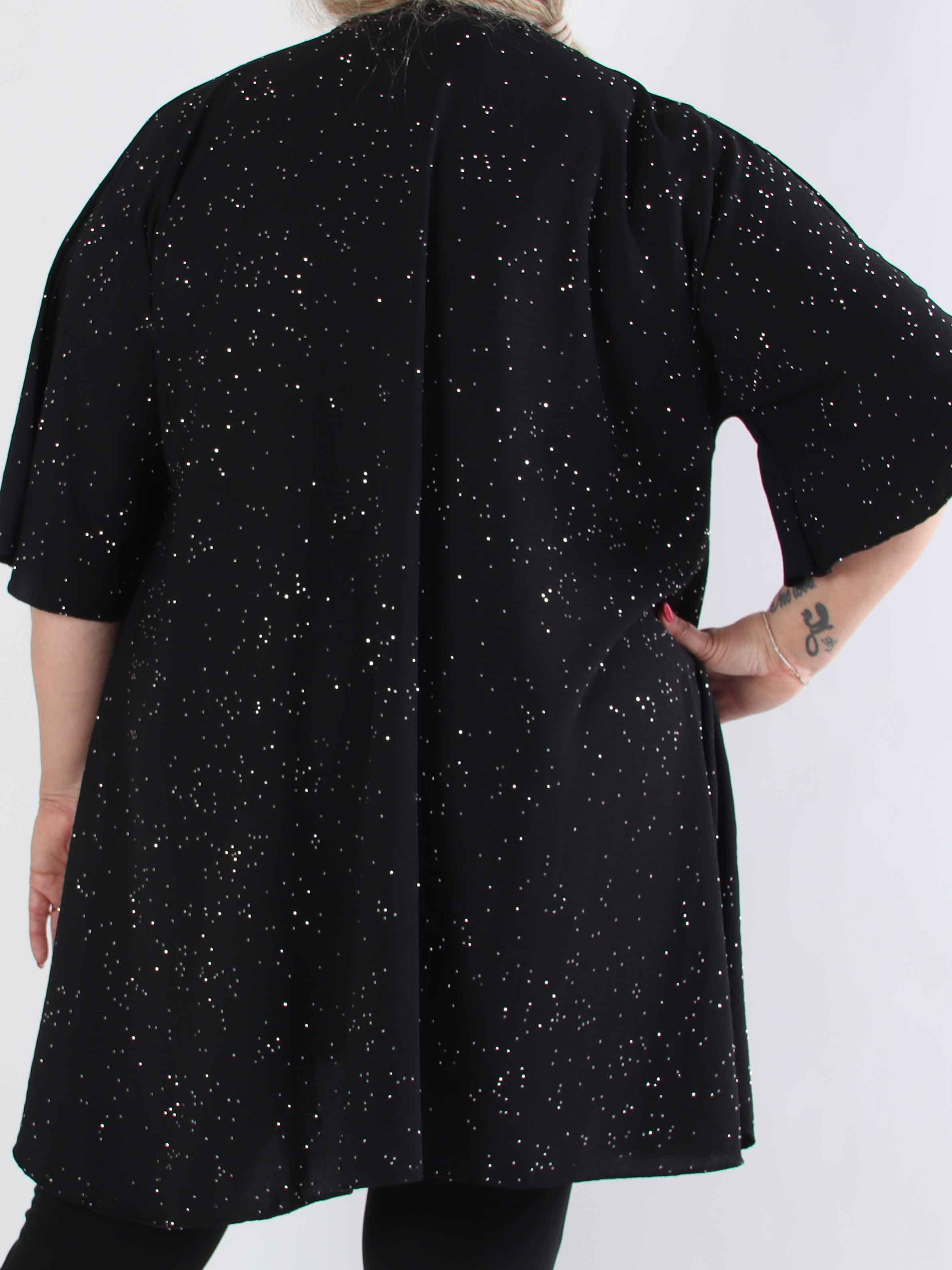 Johanne - Enfärgad klänning i stor storlek med utsmyckning av fuskpäls