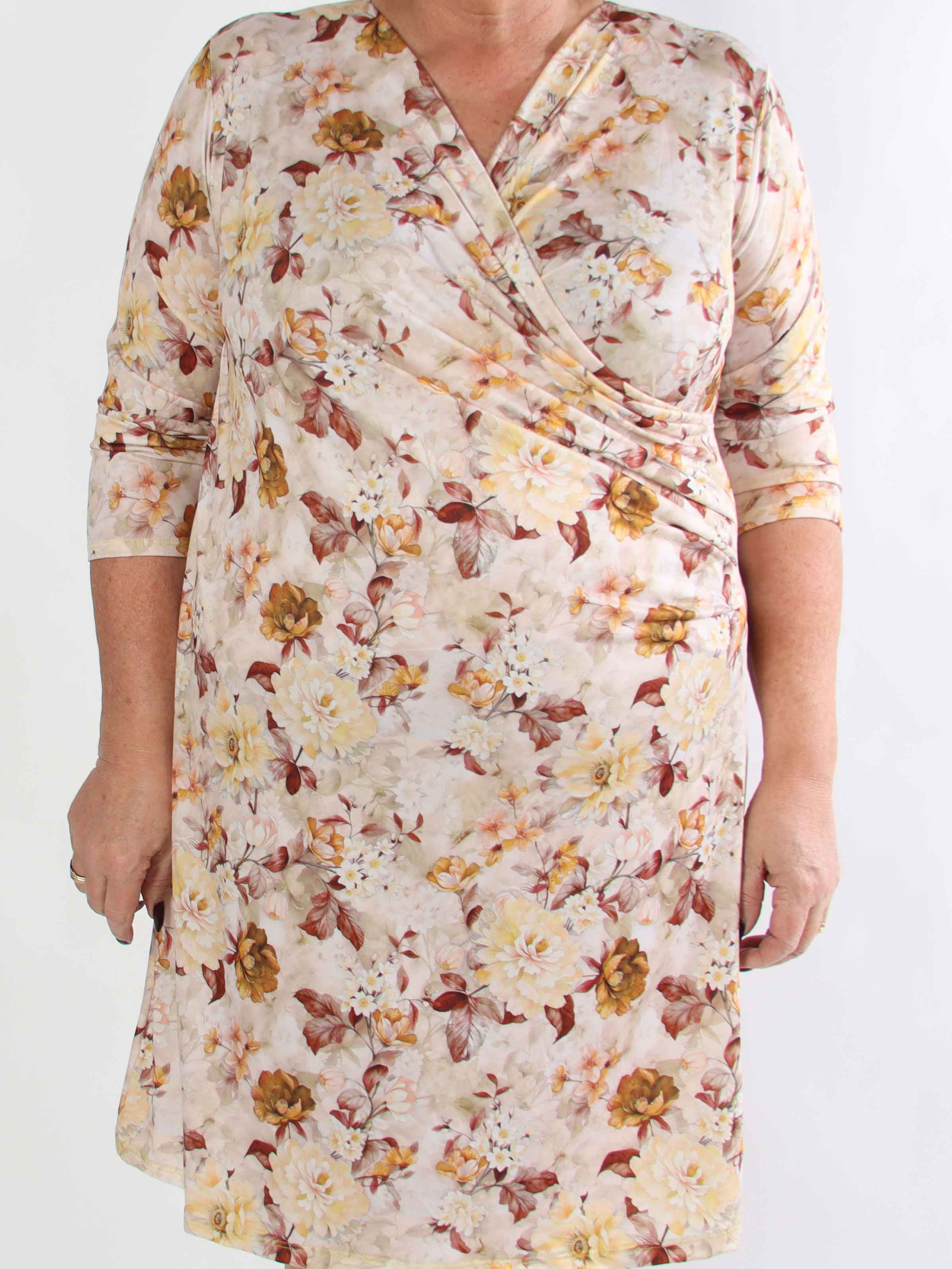 Josie - Sød plus size kjole med fine bonderoser og slå-om look