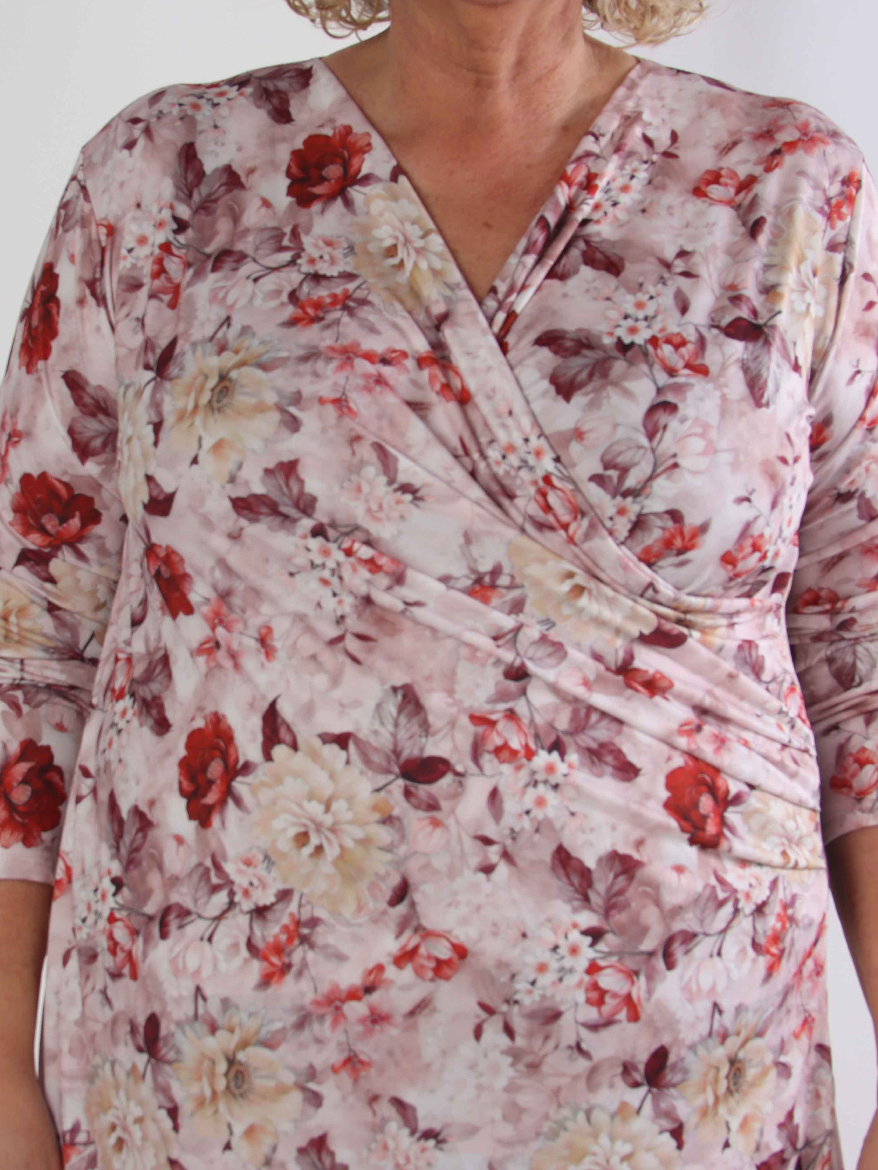 Josie - Sød plus size kjole med fine bonderoser og slå-om look