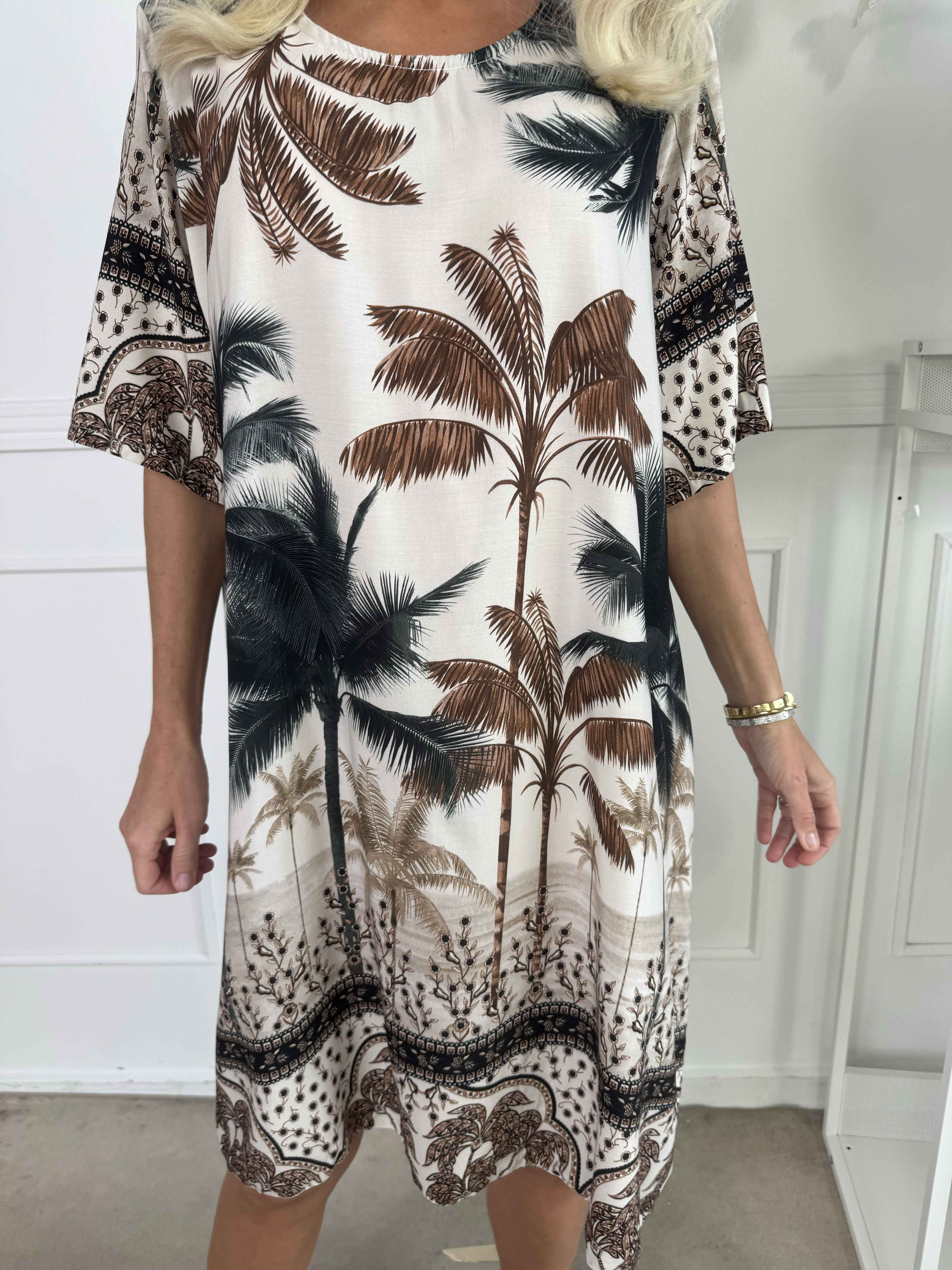 Julia - Sommarklänning med palmer och mönster