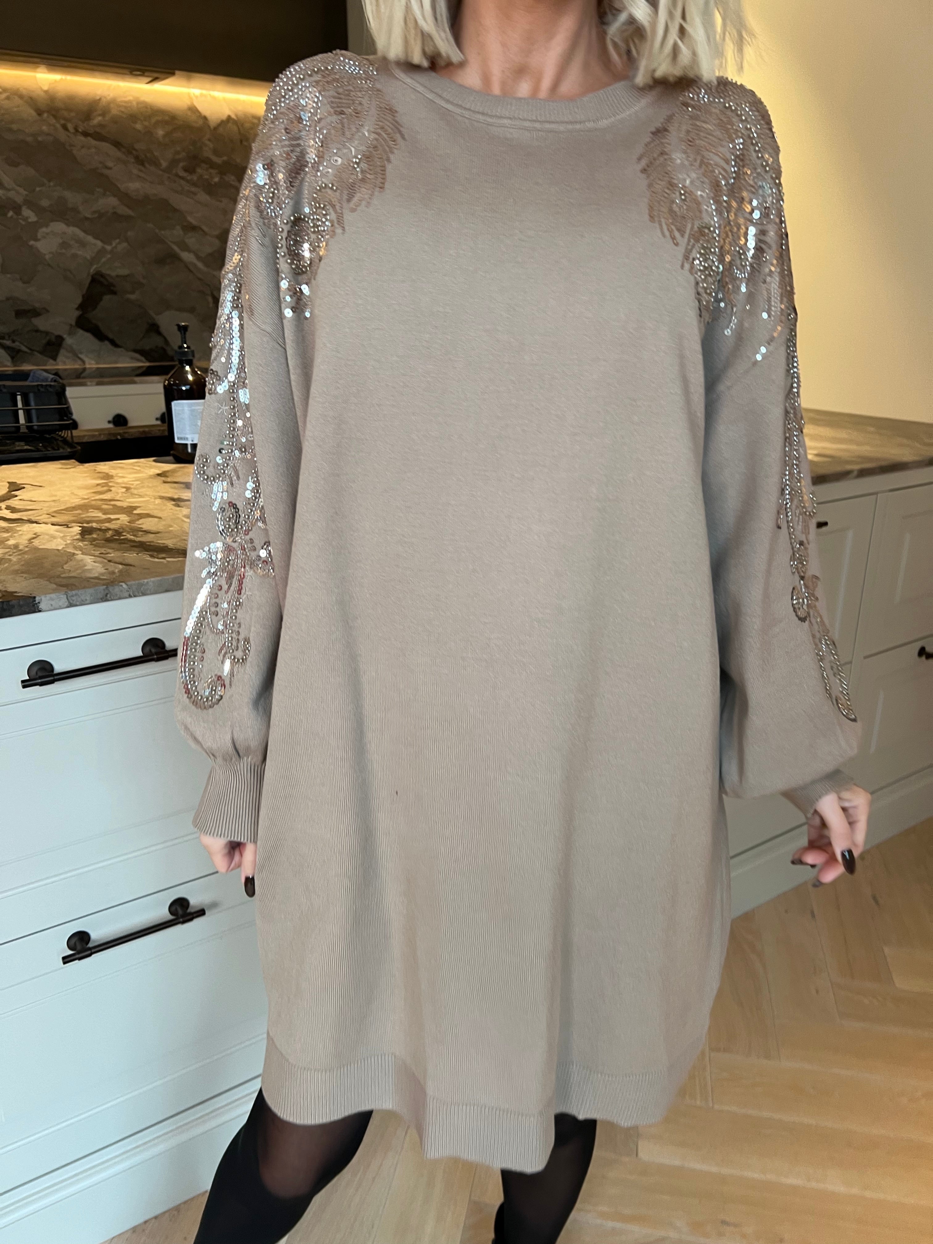 Juliana - Mjuk och stretchig stickad klänning med ett vackert mönster av glittrande paljetter och pärlor på ärmen