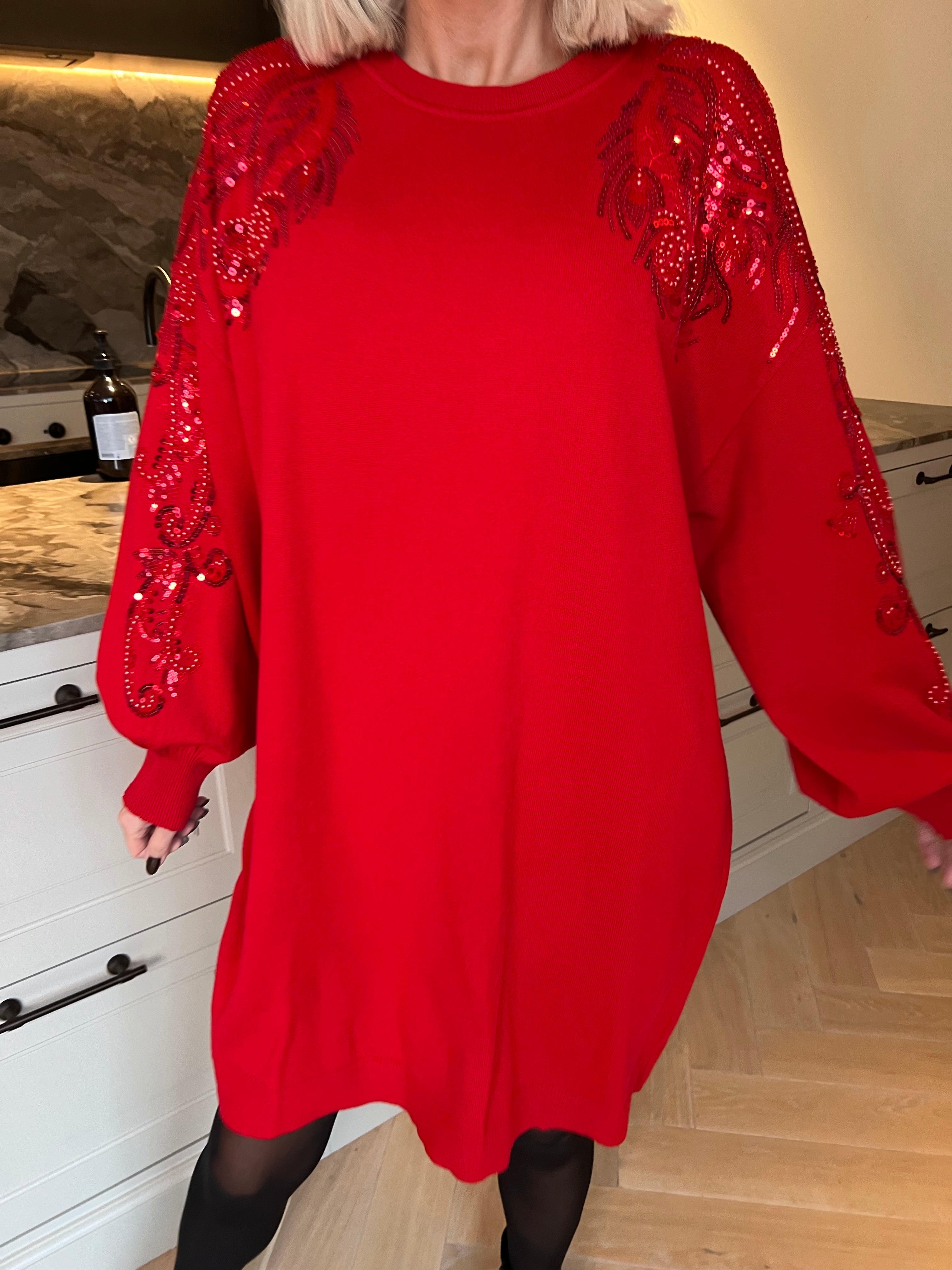 Juliana - Mjuk och stretchig stickad klänning med ett vackert mönster av glittrande paljetter och pärlor på ärmen