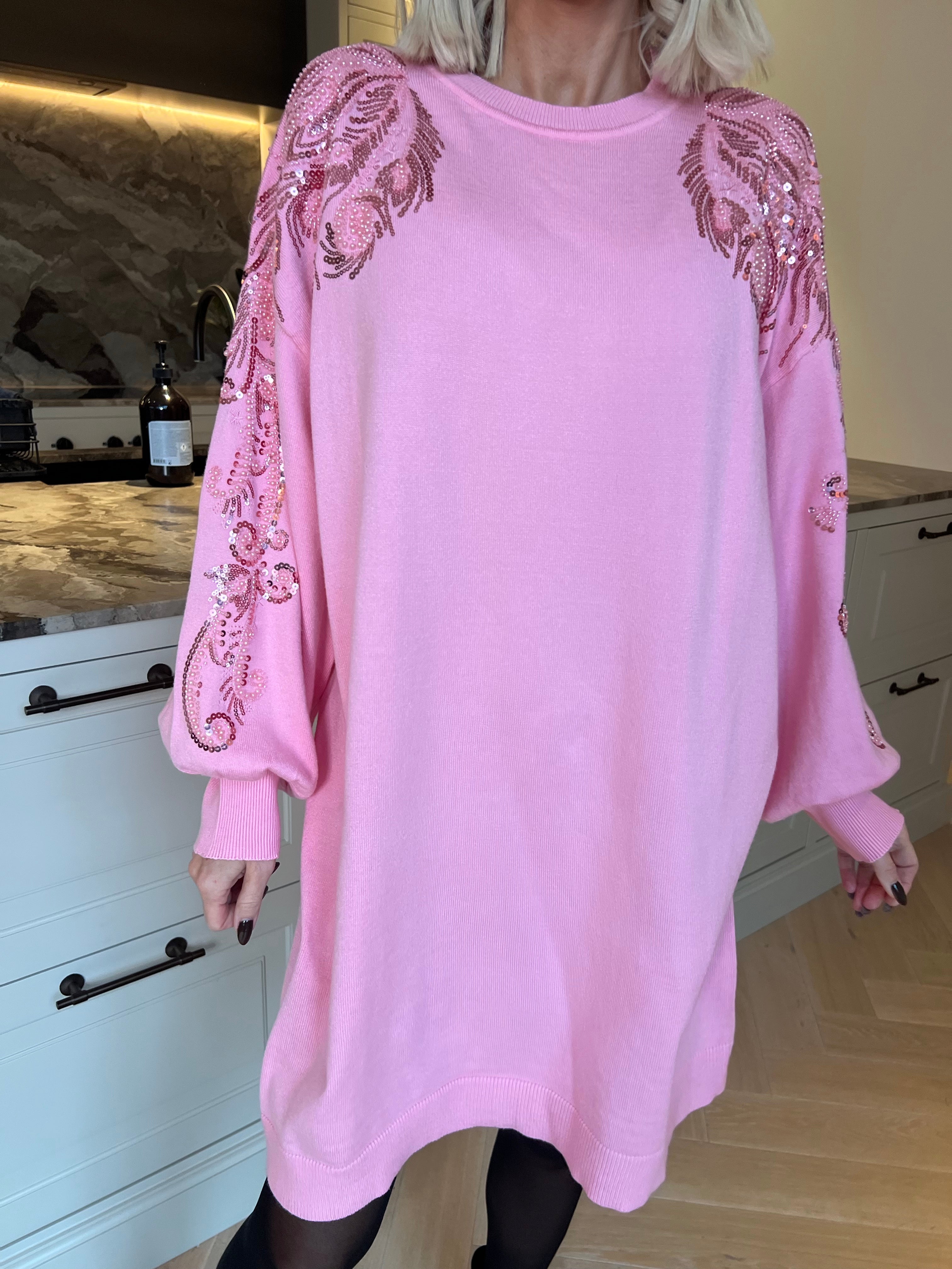 Juliana - Mjuk och stretchig stickad klänning med ett vackert mönster av glittrande paljetter och pärlor på ärmen