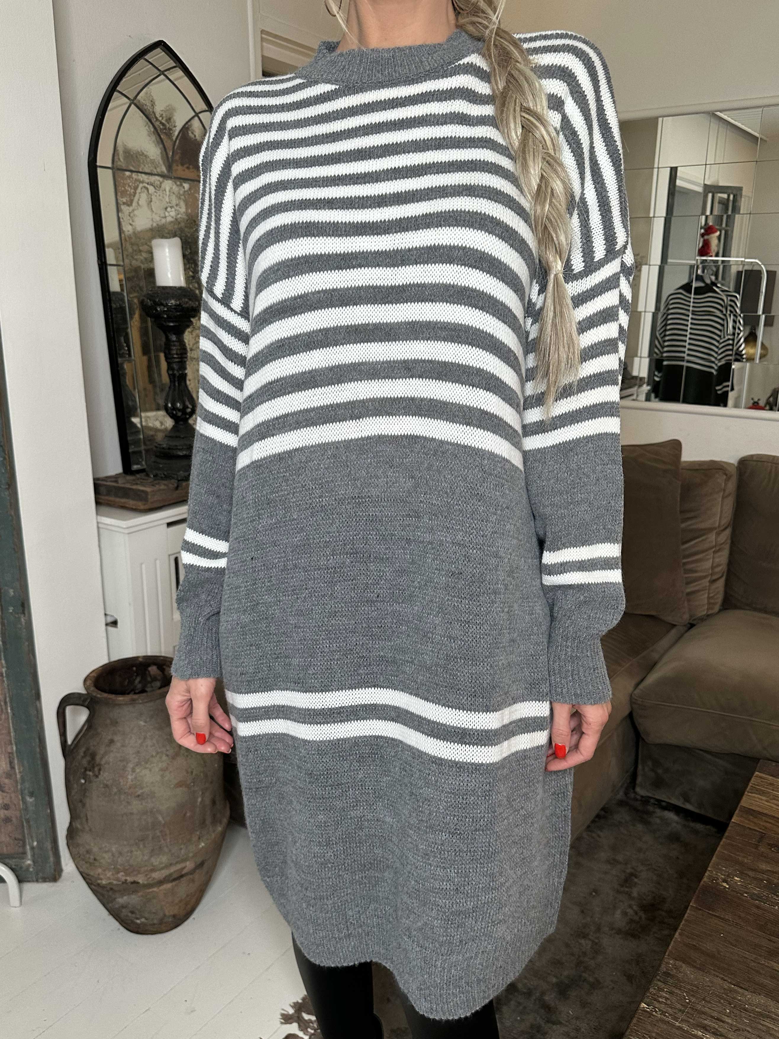 Julietta - Stickad klänning med ränder