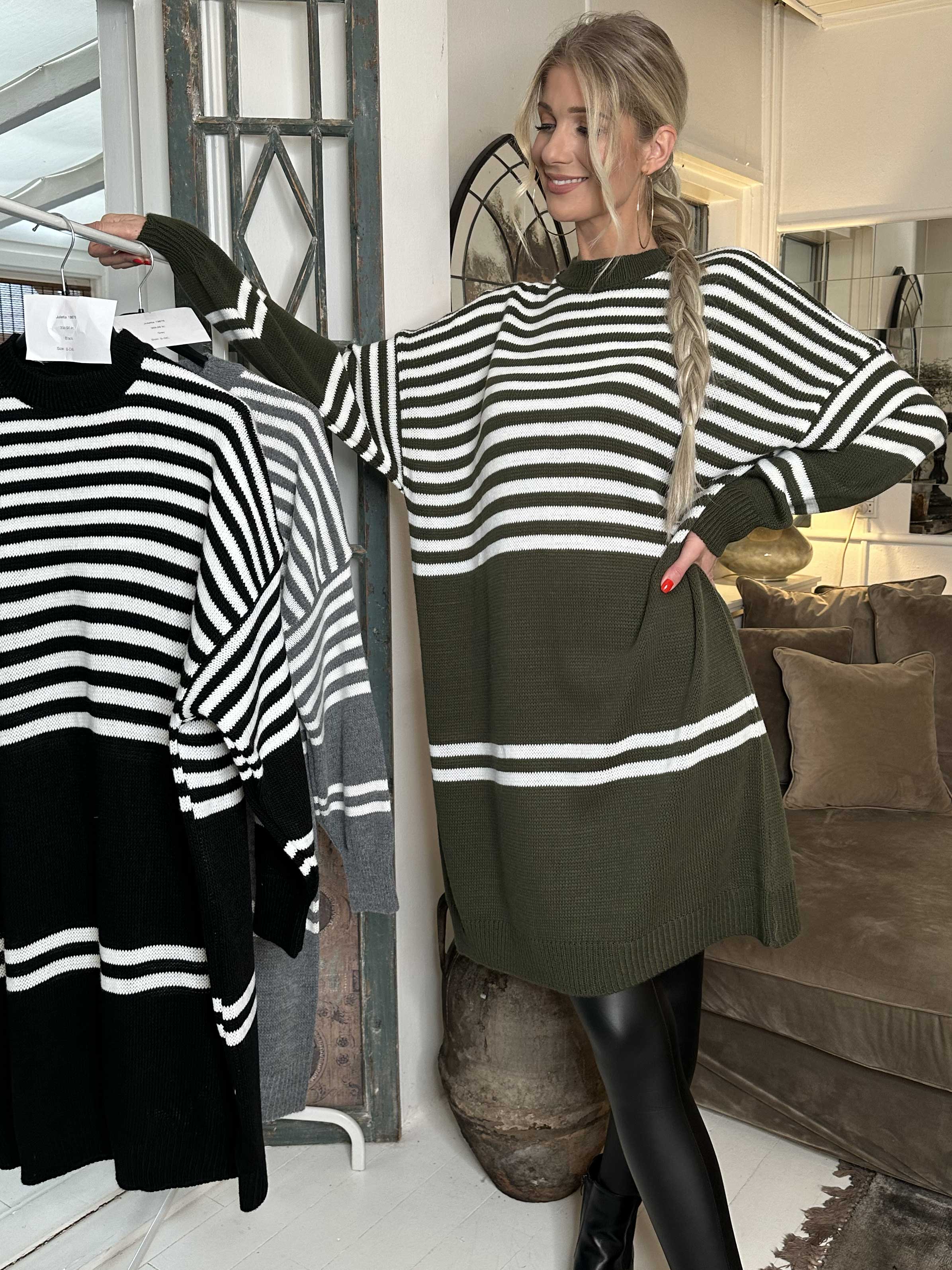 Julietta - Stickad klänning med ränder