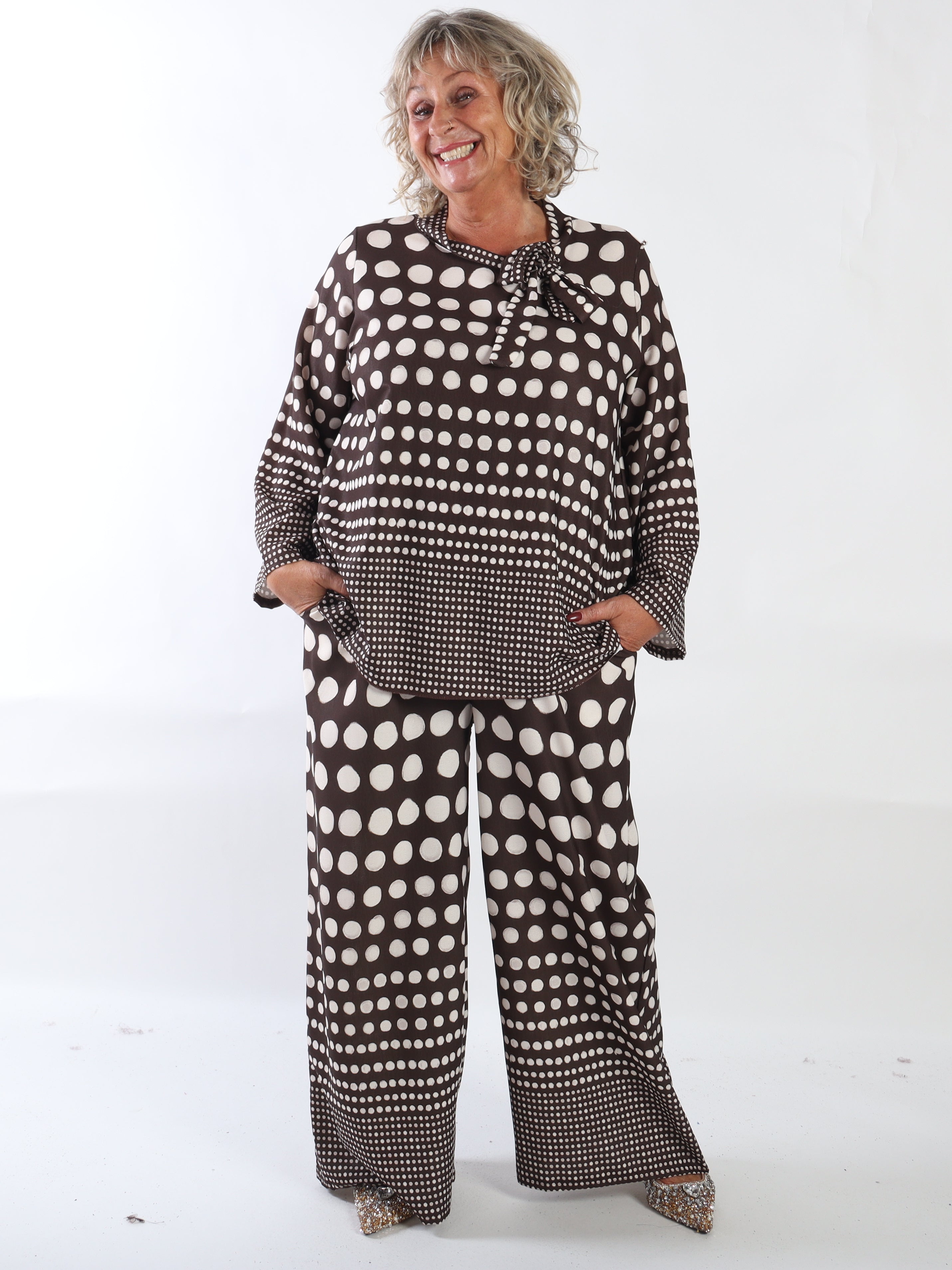 Juno - Feminint set i plus size i en viskosblandning med prickar och en elegant rosett