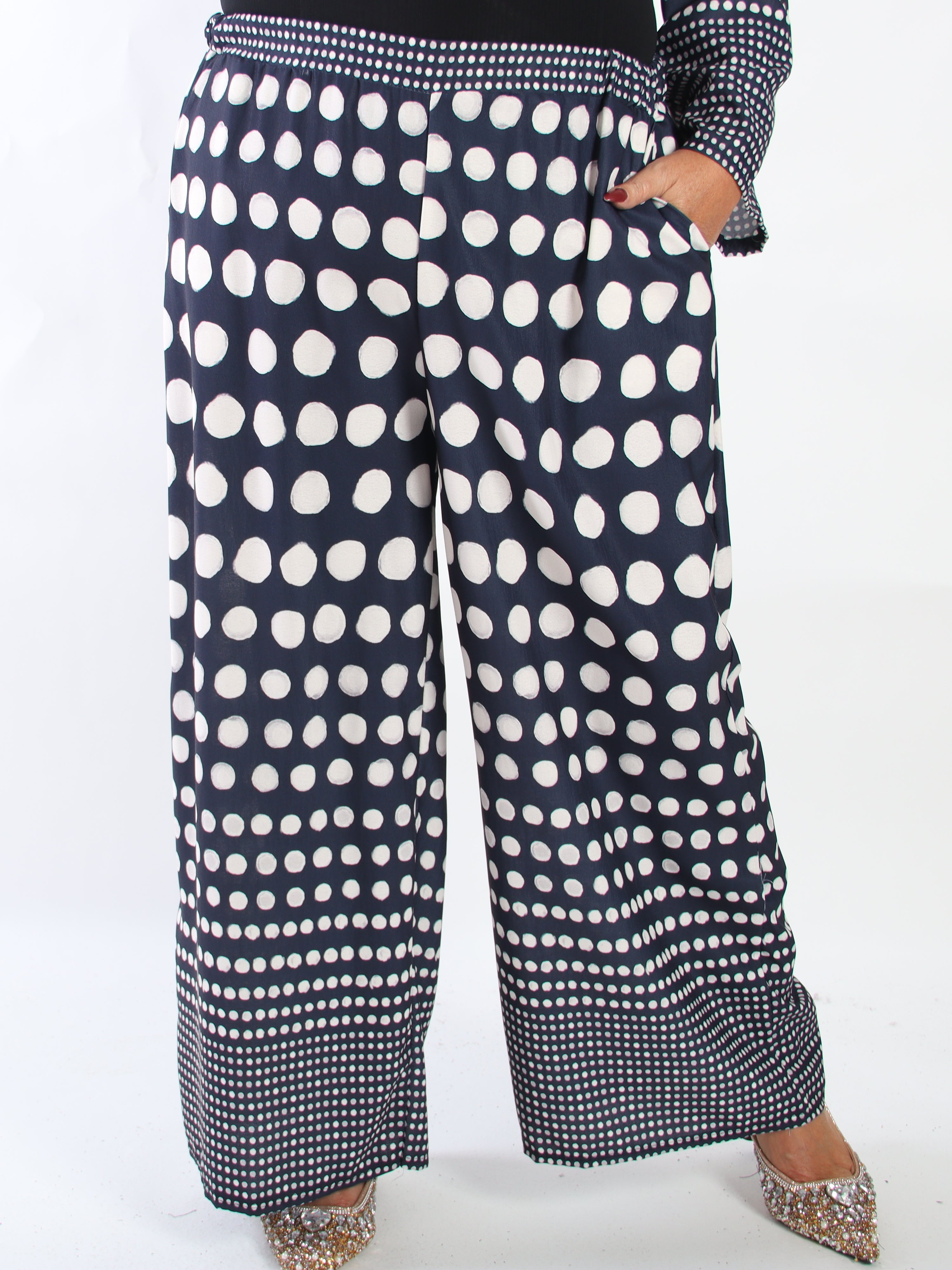 Juno - Feminint set i plus size i en viskosblandning med prickar och en elegant rosett