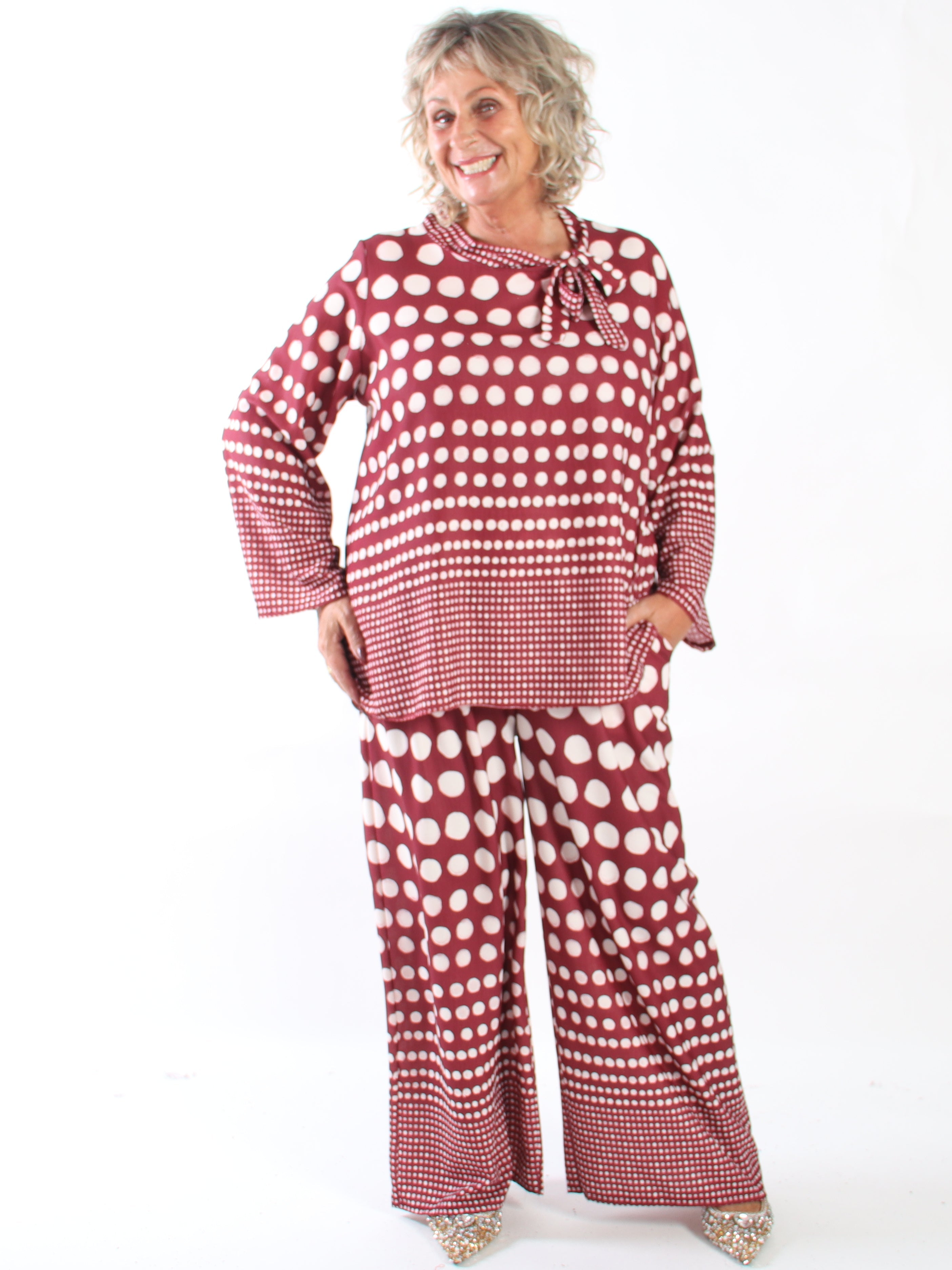 Juno - Feminint set i en viskosblandning med prickar och en elegant rosett vid halsen