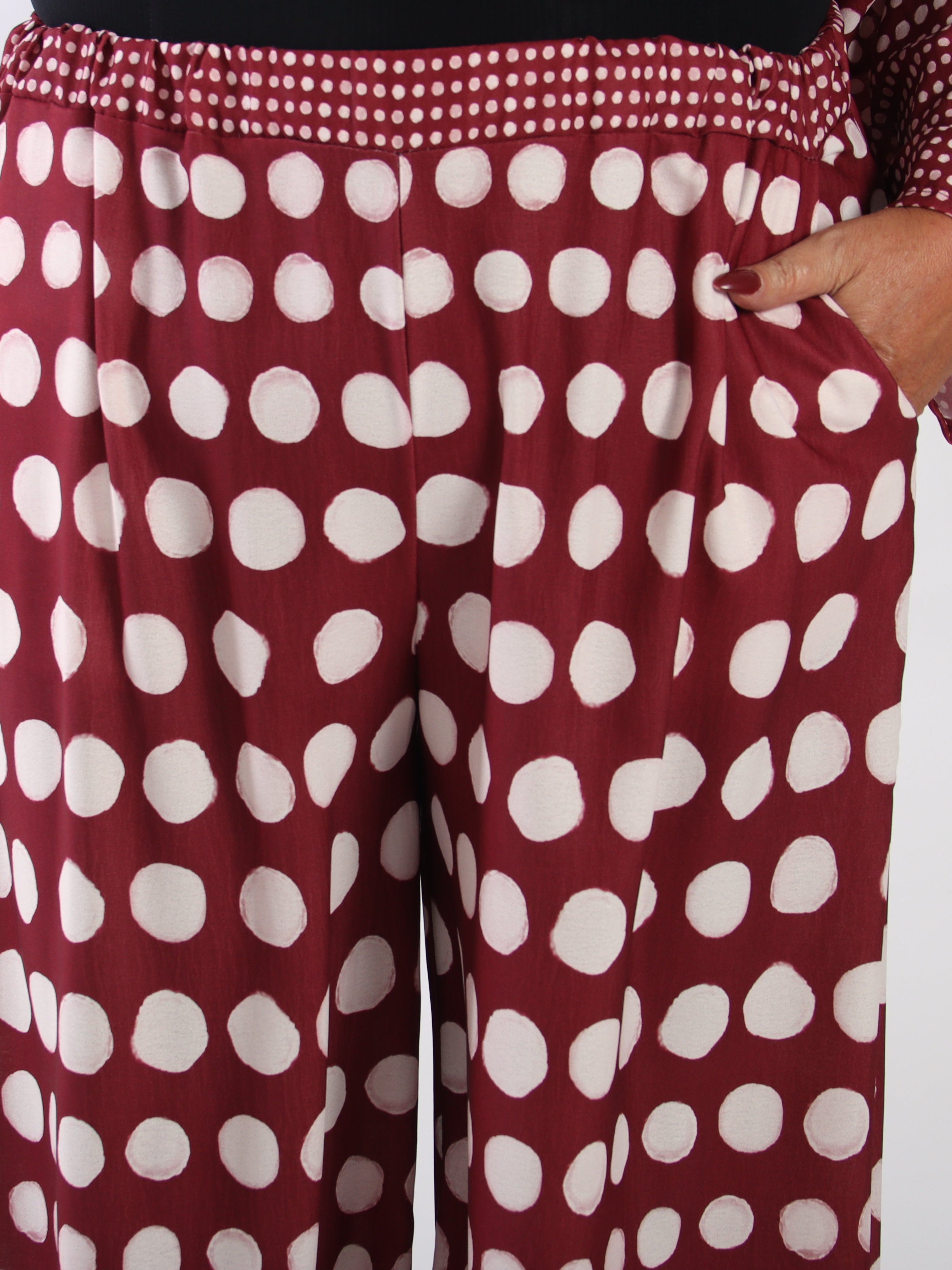 Juno - Feminint set i plus size i en viskosblandning med prickar och en elegant rosett