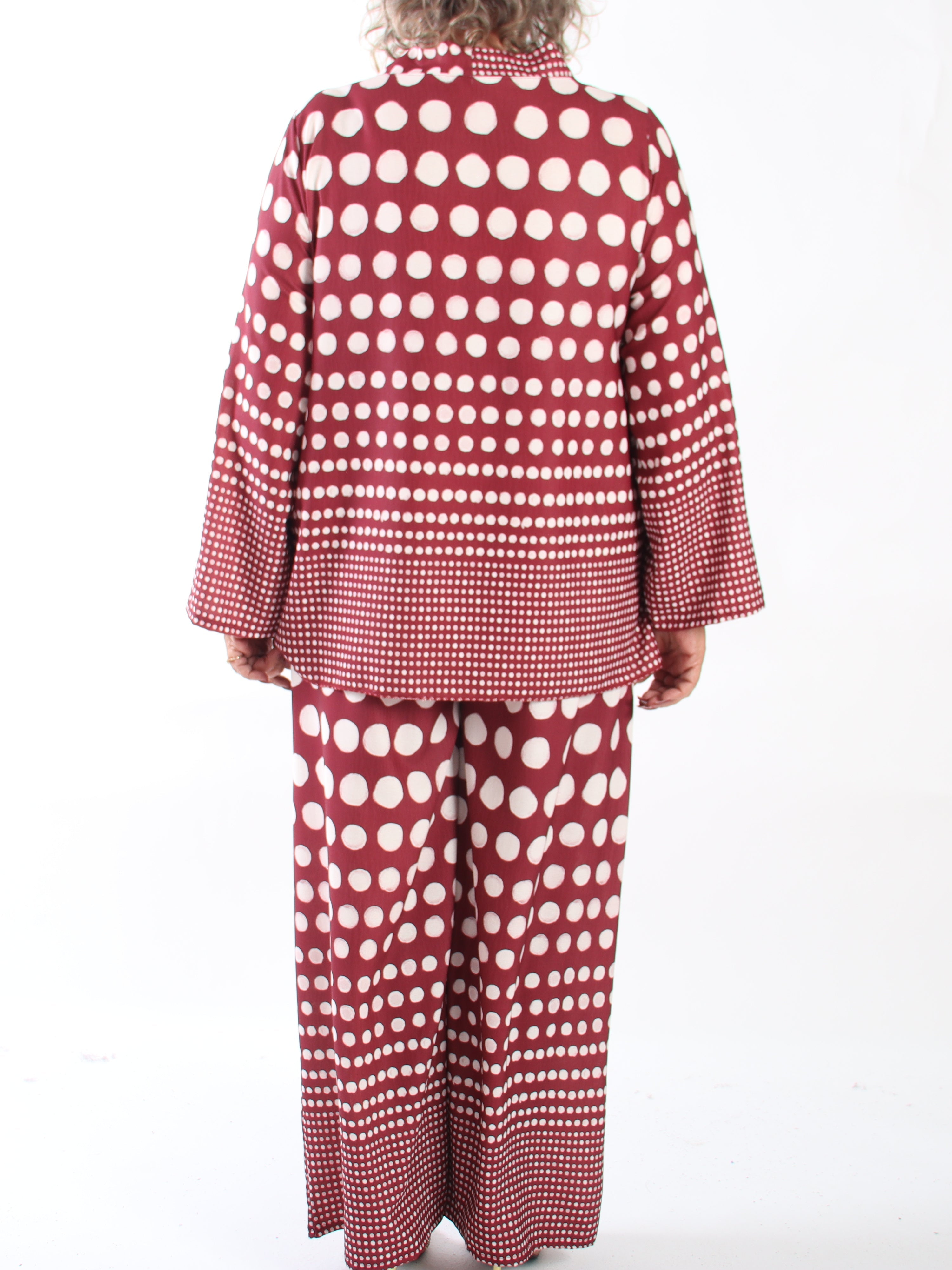 Juno - Feminint set i plus size i en viskosblandning med prickar och en elegant rosett