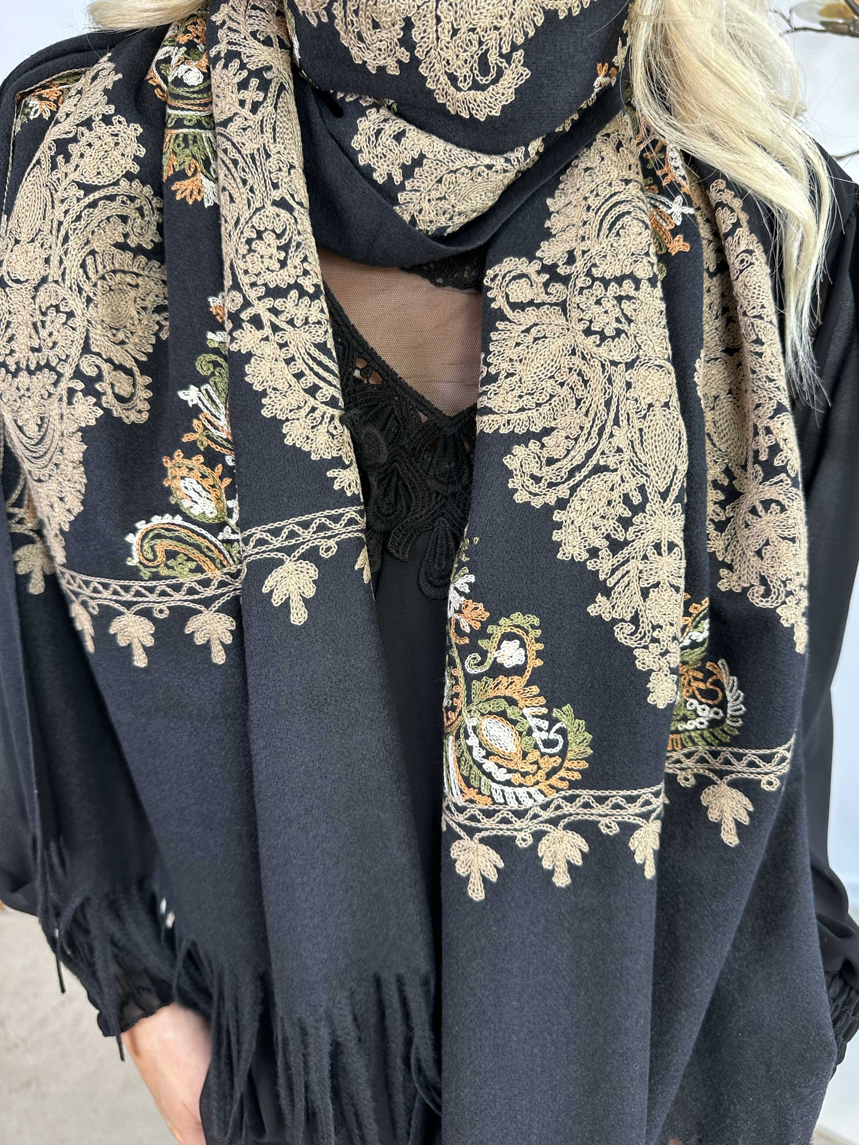 Kalina - Stor mjuk scarf med broderade detaljer