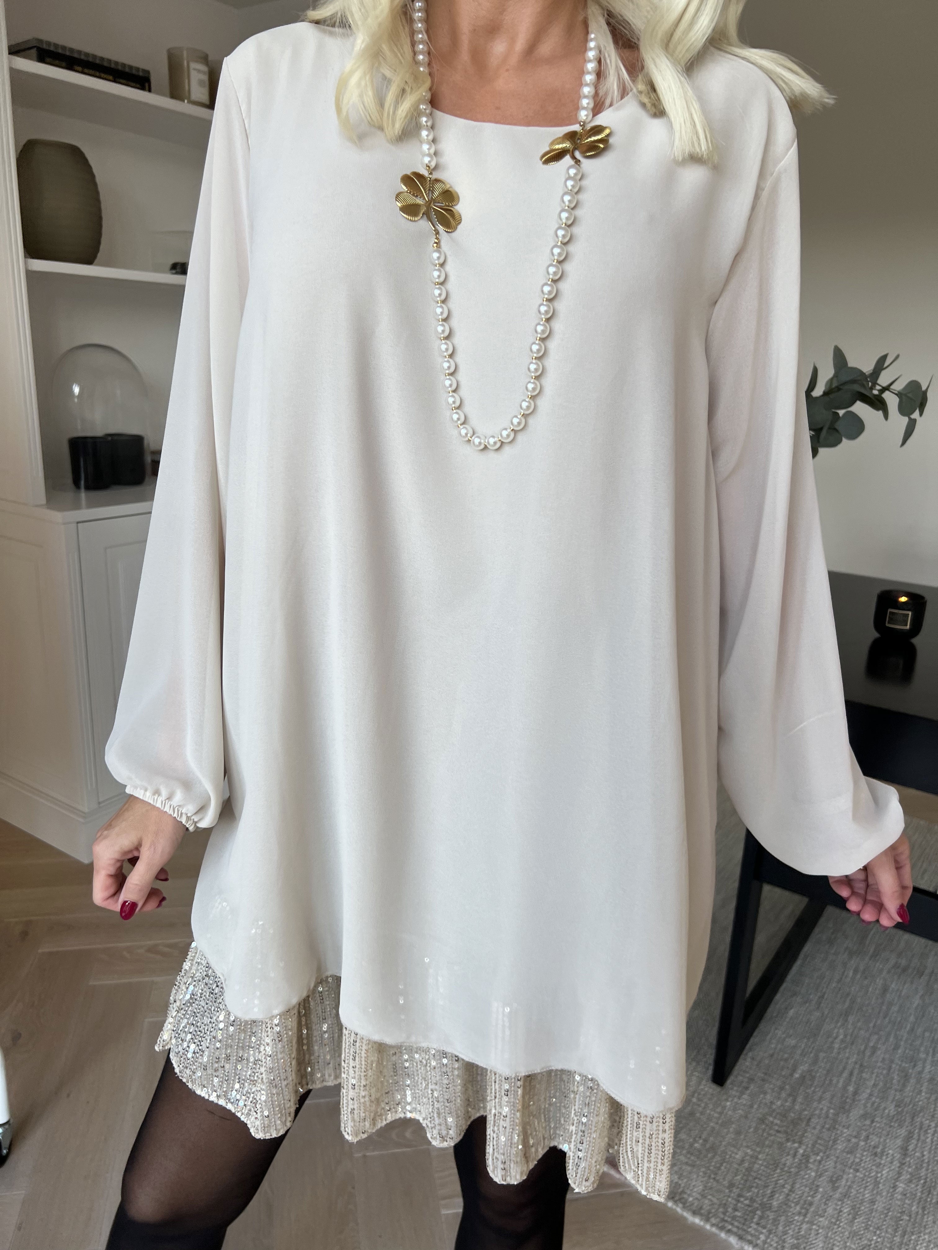 Kamilla - Festredo tunikaklänning med chiffonglager och paljetter