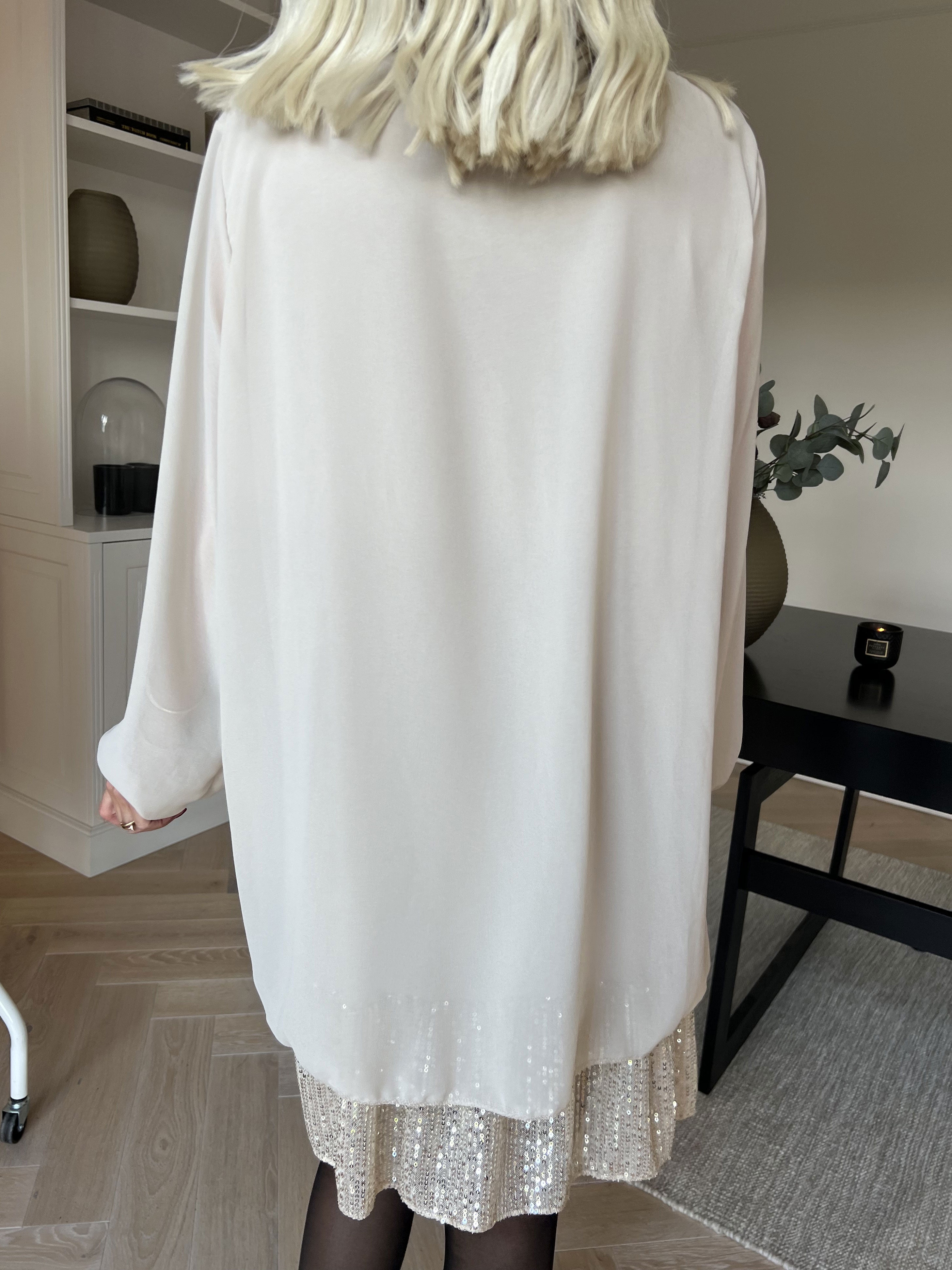 Kamilla - Festredo tunikaklänning med chiffonglager och paljetter