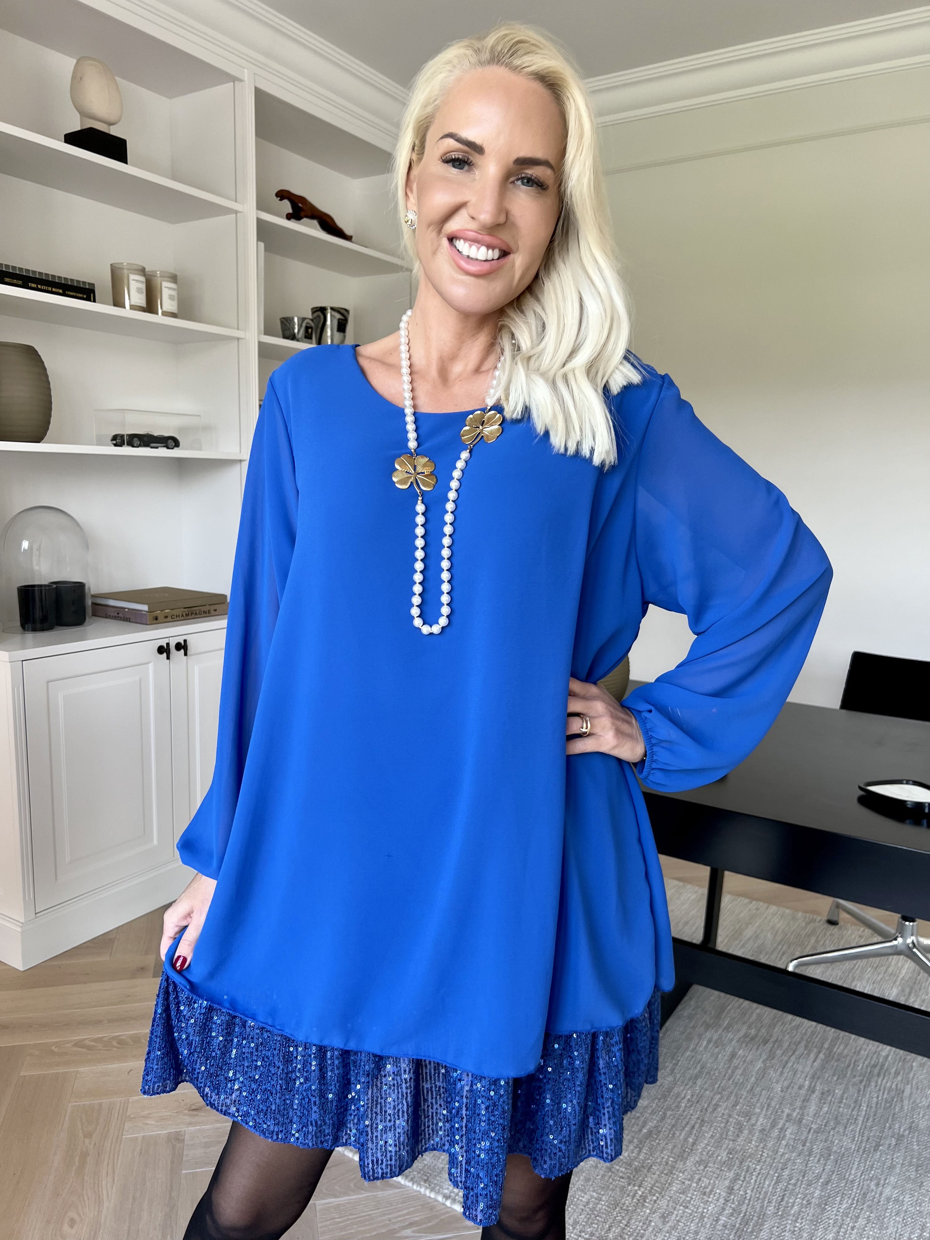 Kamilla - Festredo tunikaklänning med chiffonglager och paljetter