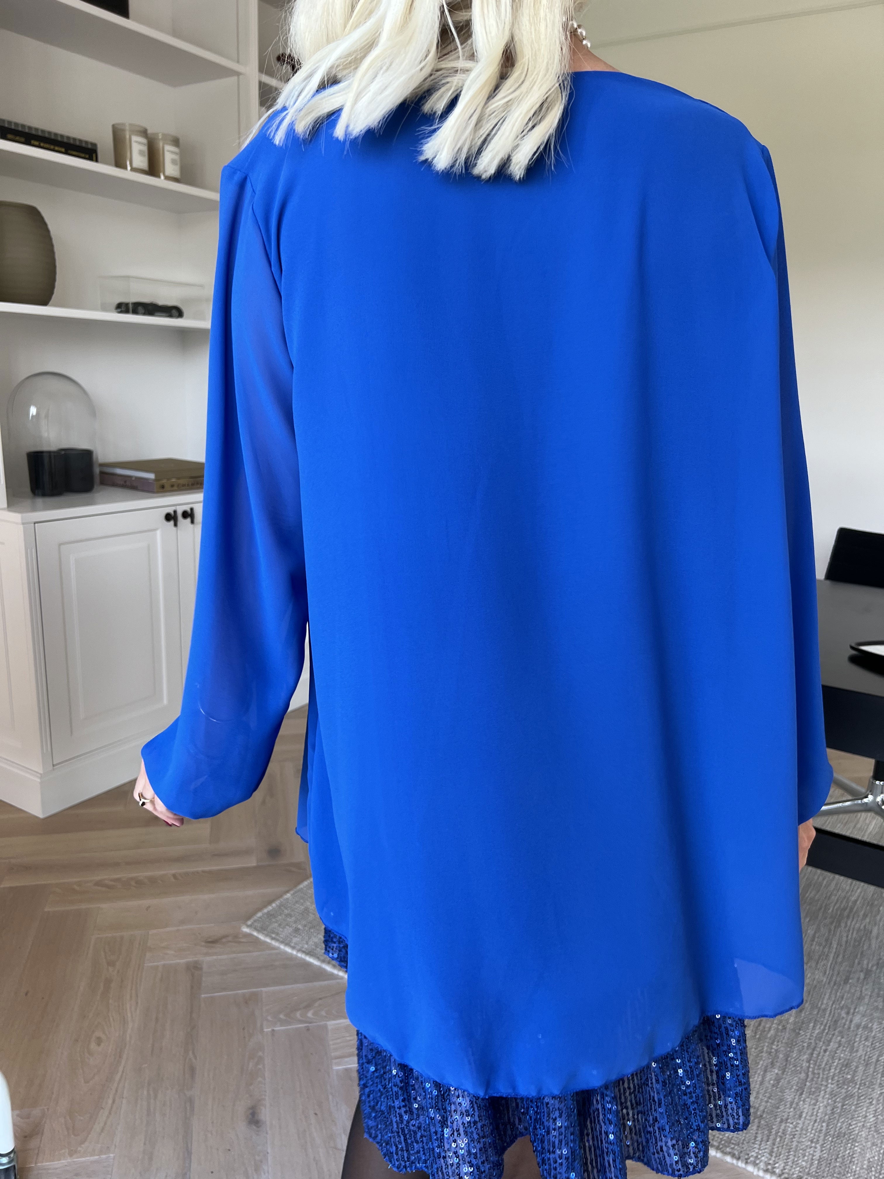 Kamilla - Festredo tunikaklänning med chiffonglager och paljetter