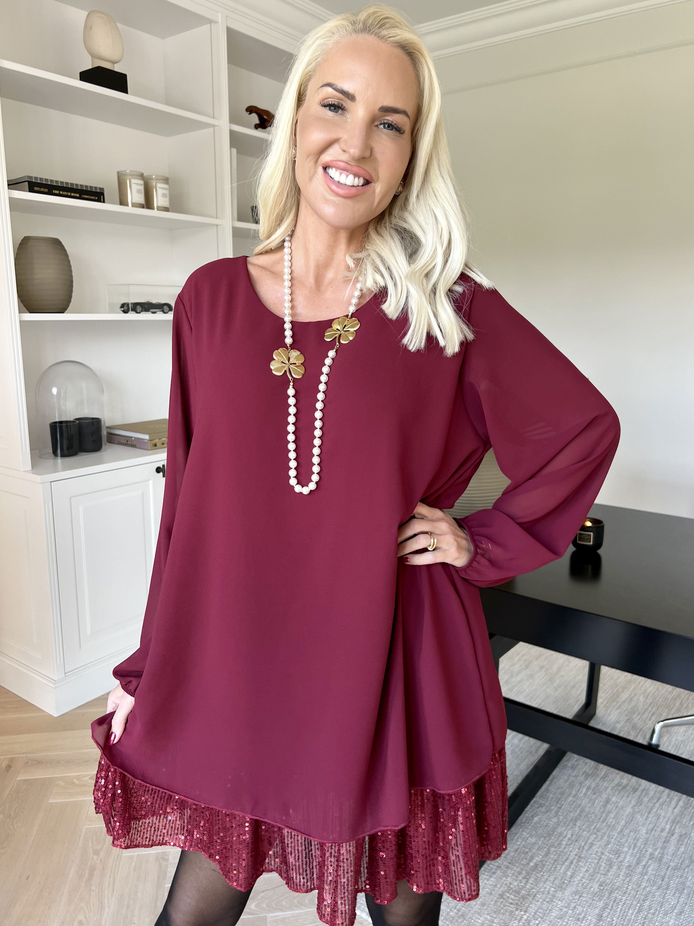 Kamilla - Festredo tunikaklänning med chiffonglager och paljetter