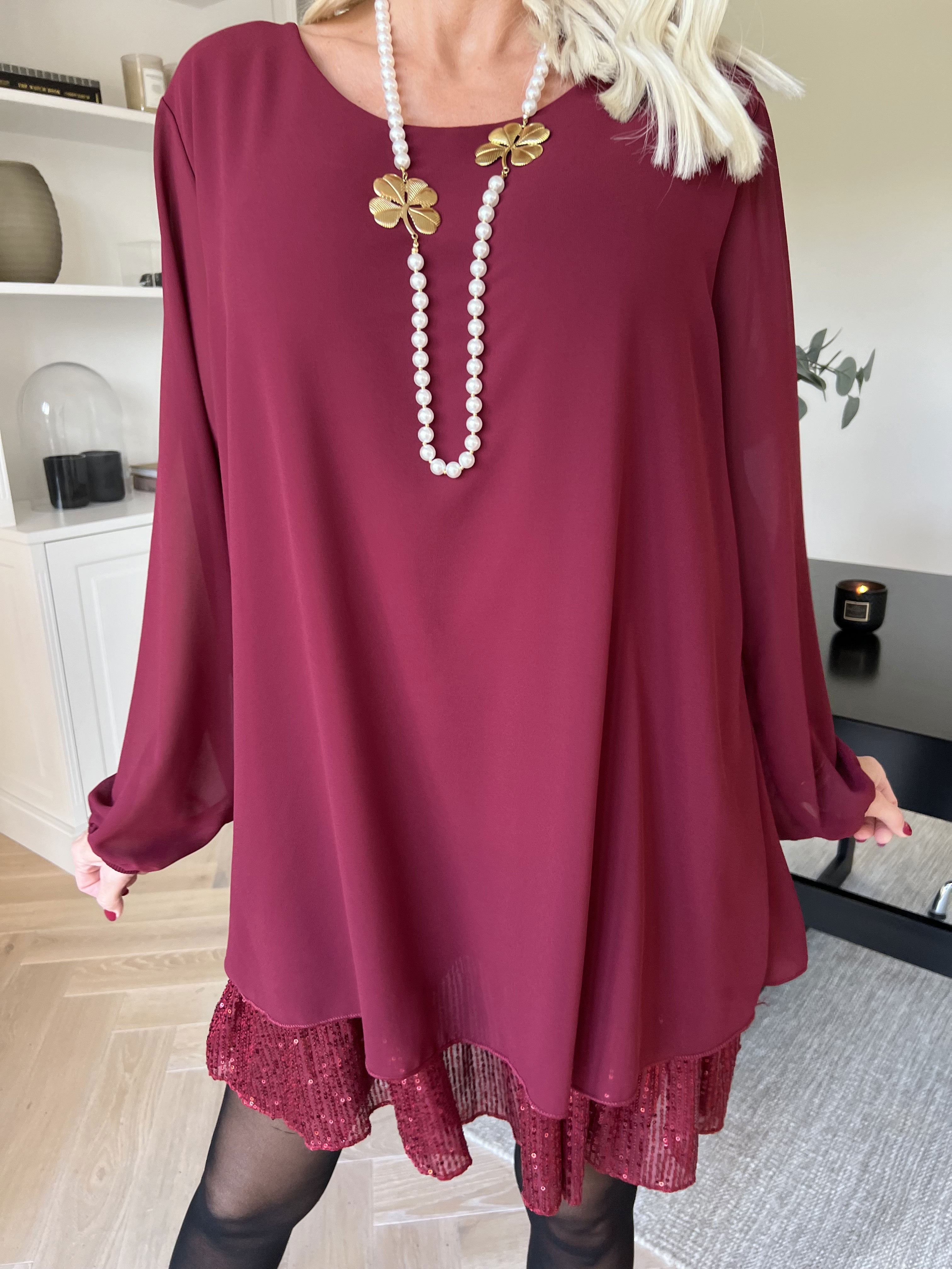 Kamilla - Festredo tunikaklänning med chiffonglager och paljetter