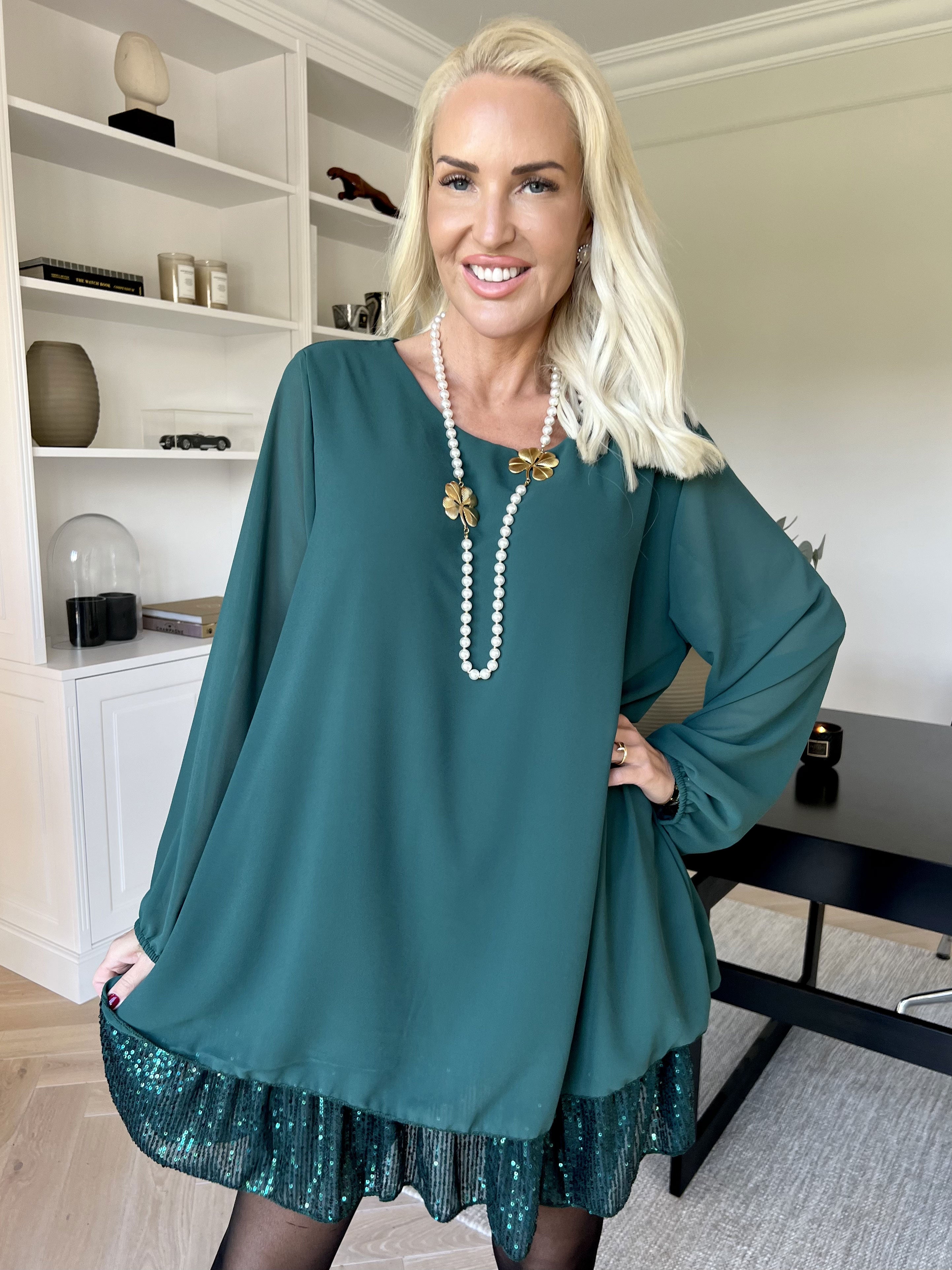 Kamilla - Festredo tunikaklänning med chiffonglager och paljetter