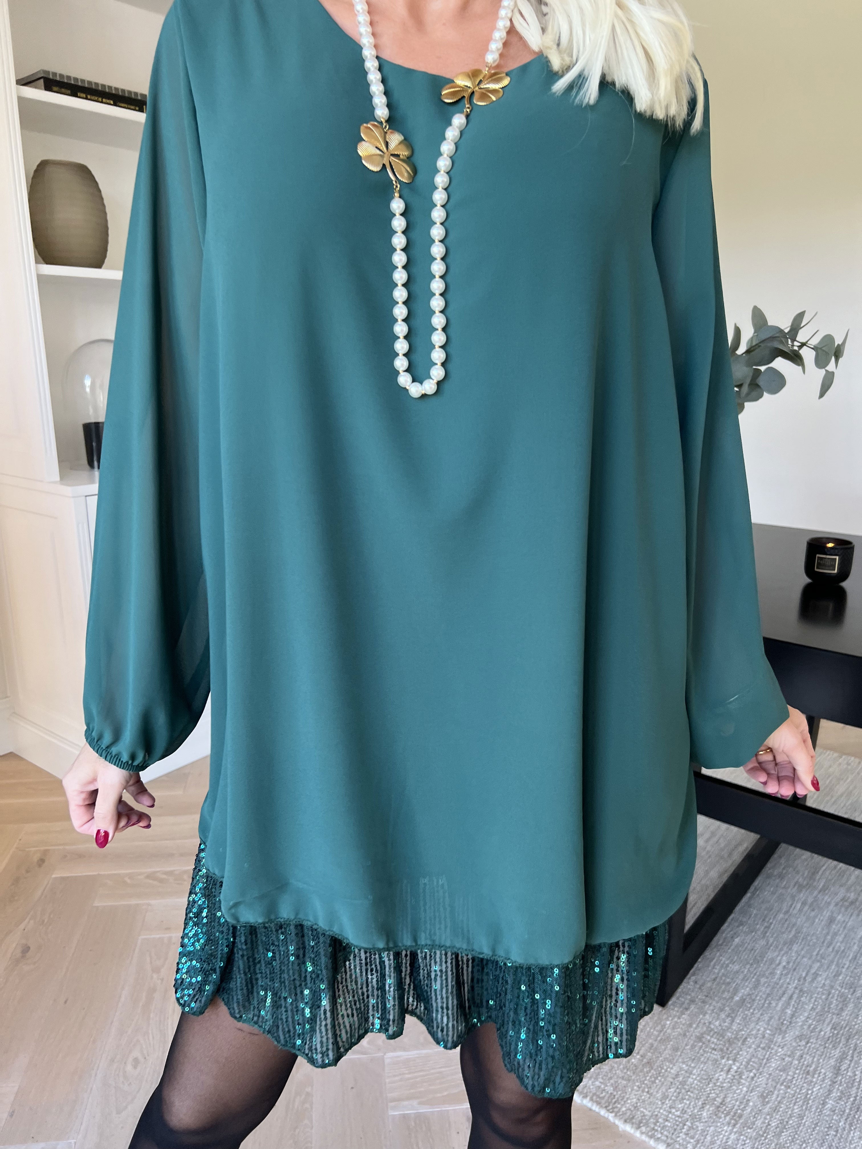 Kamilla - Festredo tunikaklänning med chiffonglager och paljetter