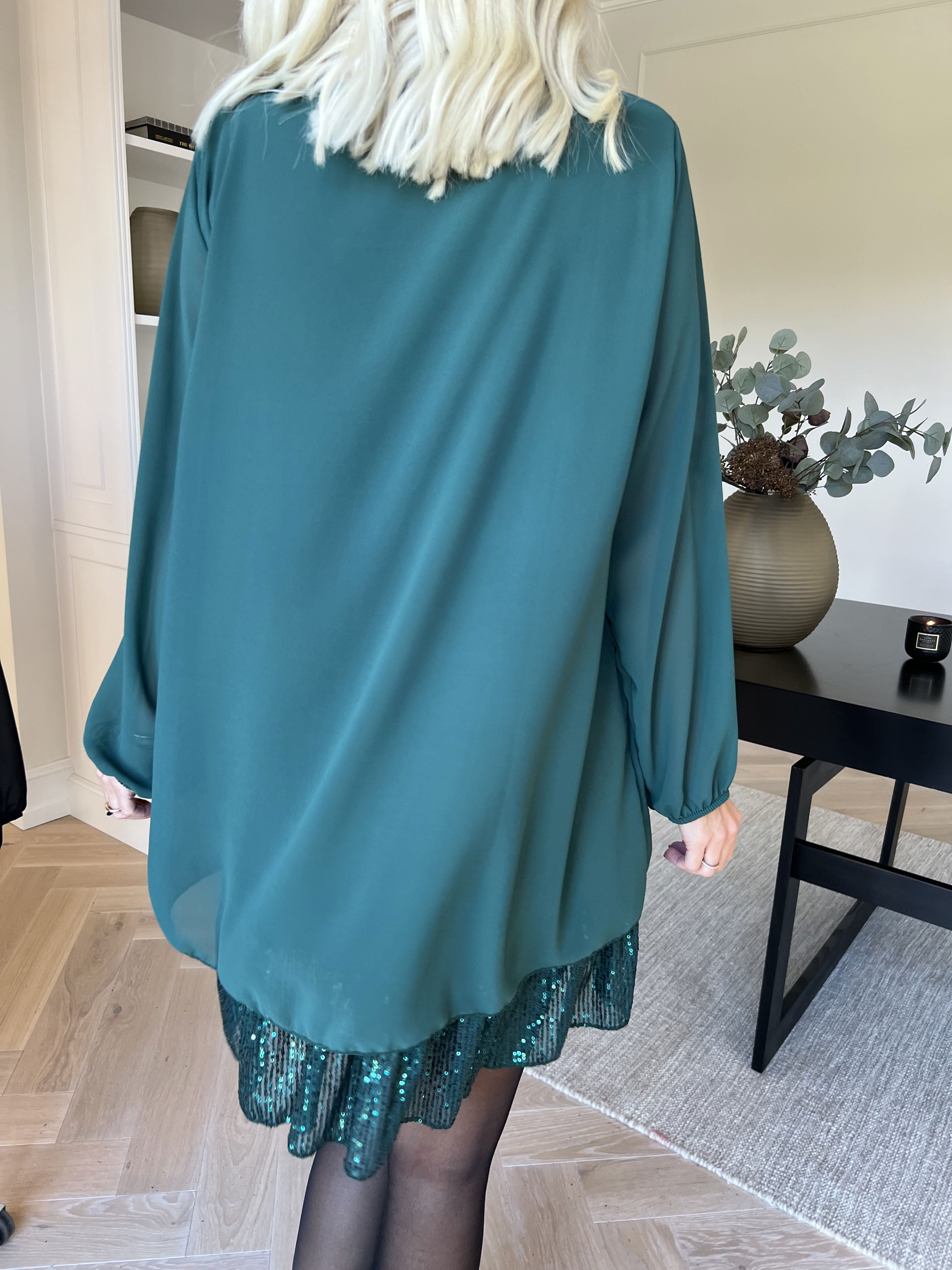 Kamilla - Festredo tunikaklänning med chiffonglager och paljetter