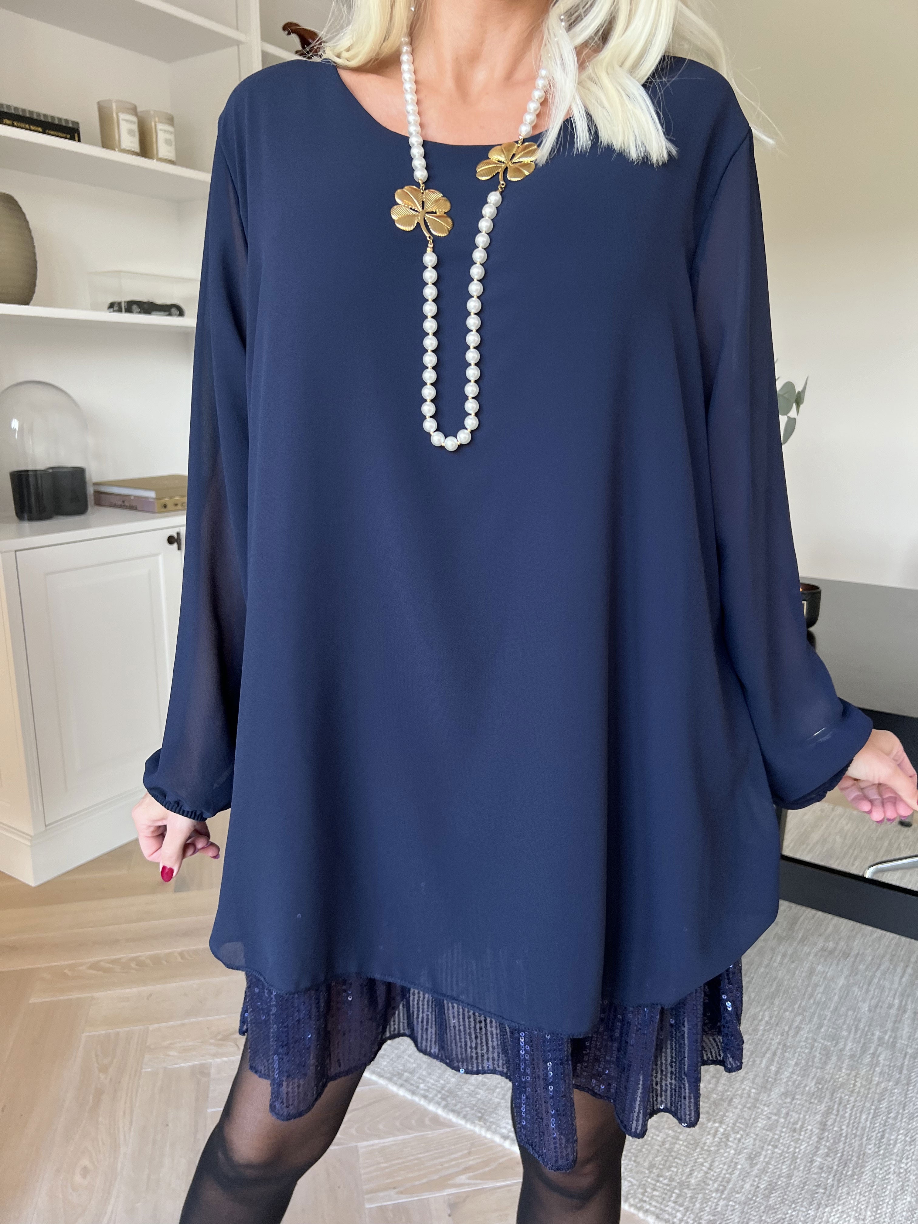 Kamilla - Festredo tunikaklänning med chiffonglager och paljetter