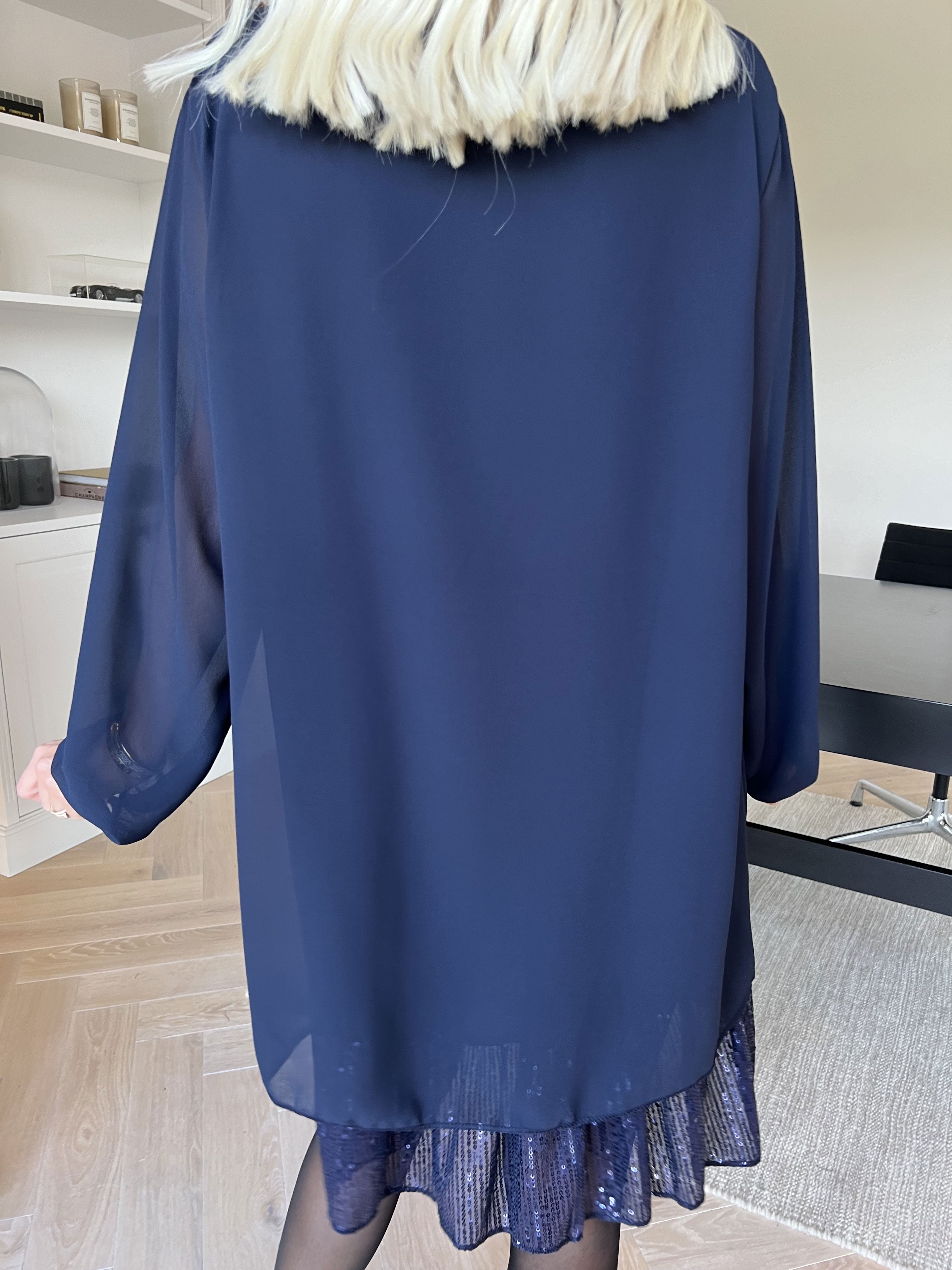 Kamilla - Festredo tunikaklänning med chiffonglager och paljetter