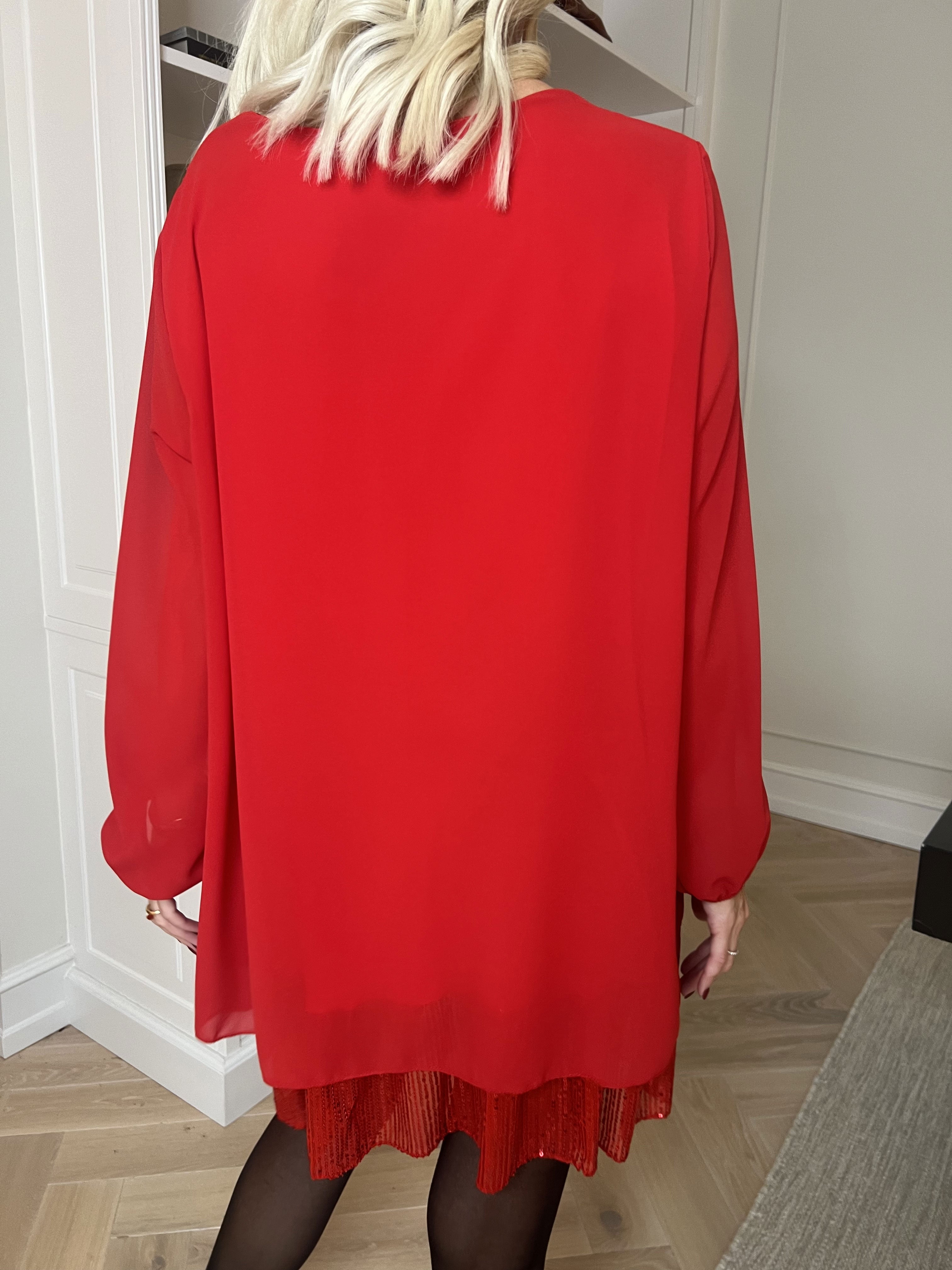 Kamilla - Festredo tunikaklänning med chiffonglager och paljetter