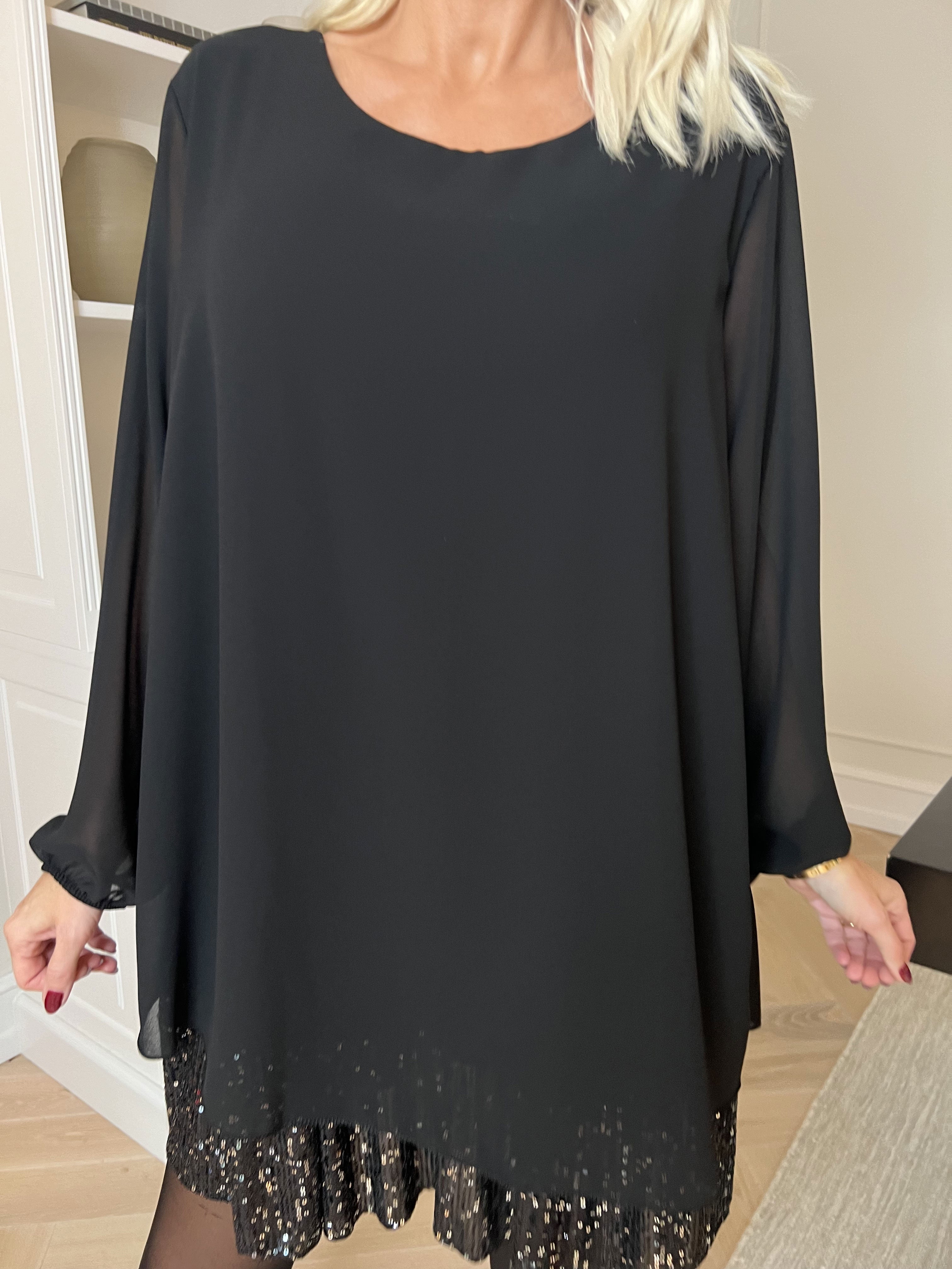 Kamilla - Festredo tunikaklänning med chiffonglager och paljetter