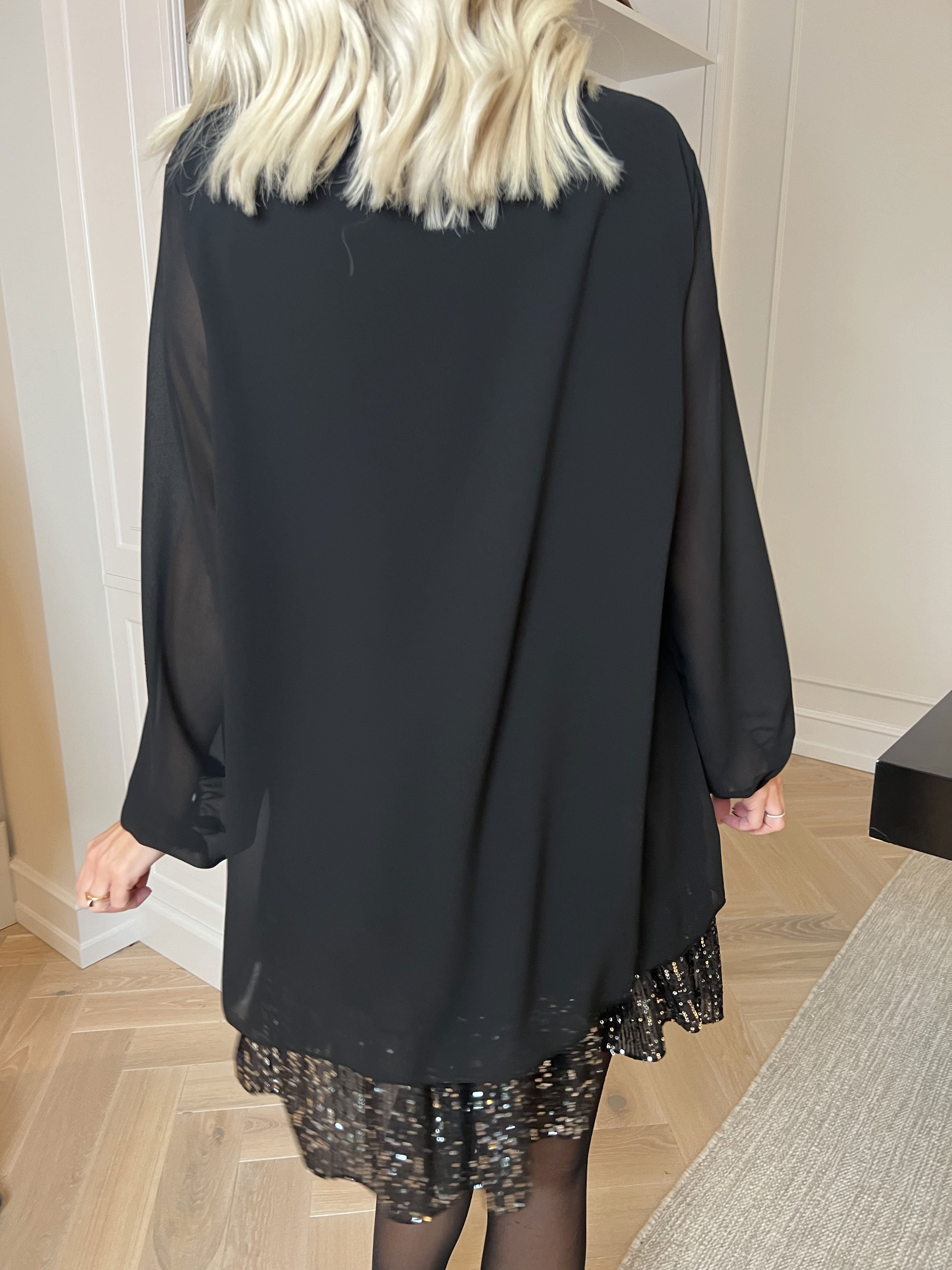 Kamilla - Festredo tunikaklänning med chiffonglager och paljetter