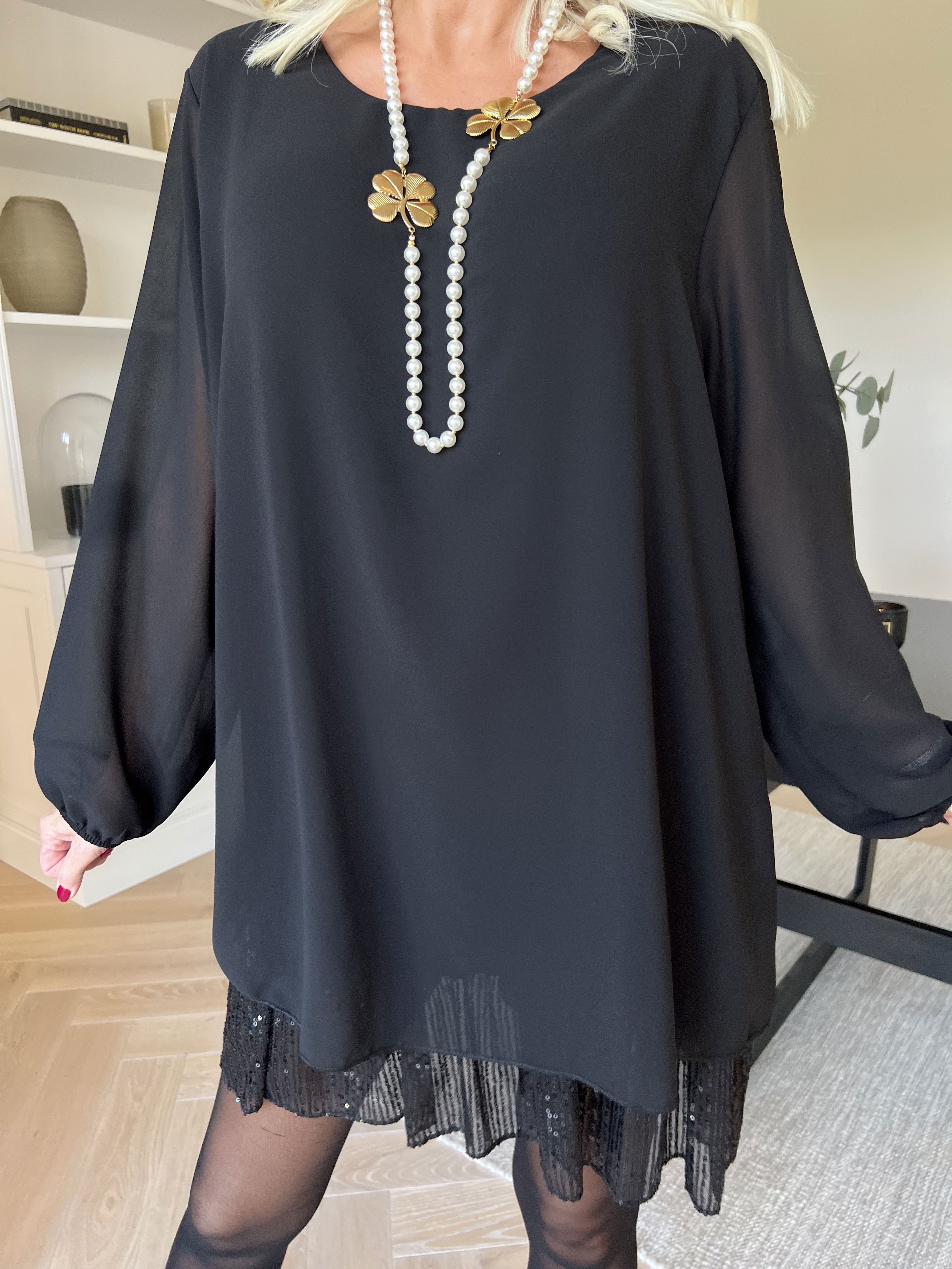 Kamilla - Festredo tunikaklänning med chiffonglager och paljetter