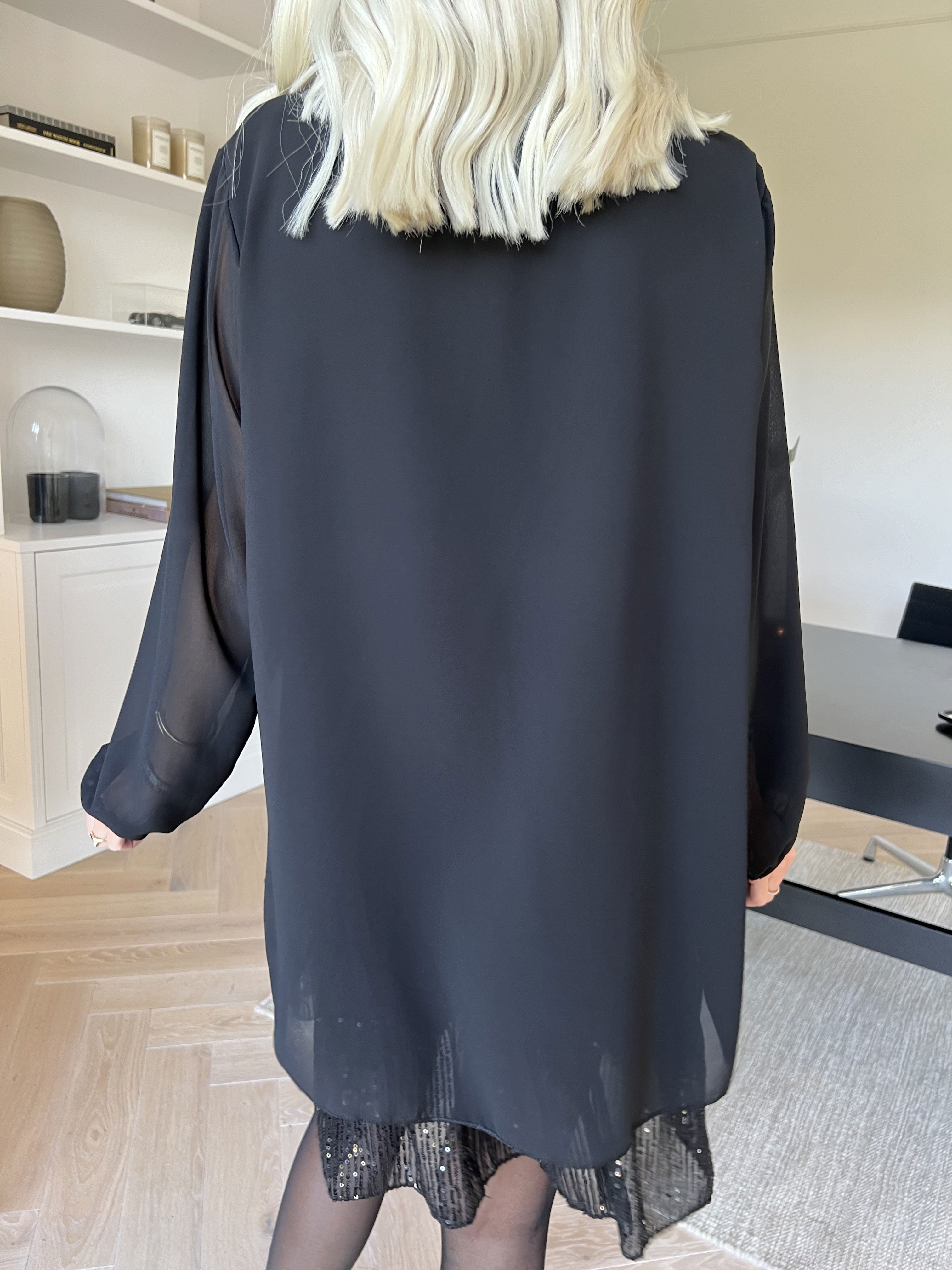 Kamilla - Festredo tunikaklänning med chiffonglager och paljetter