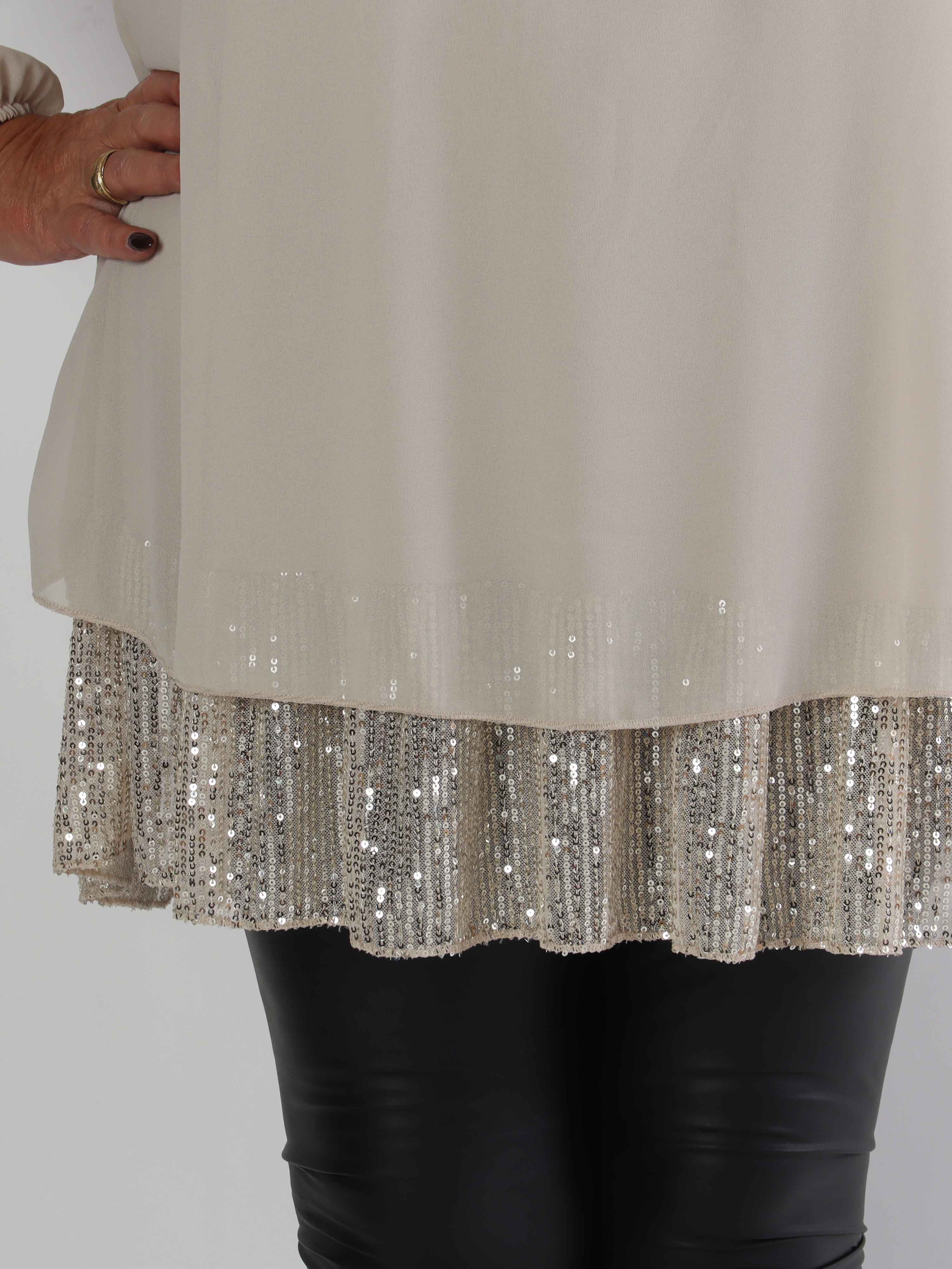 Kamilla - Festredo plus size tunikaklänning med chiffonglager och paljetter