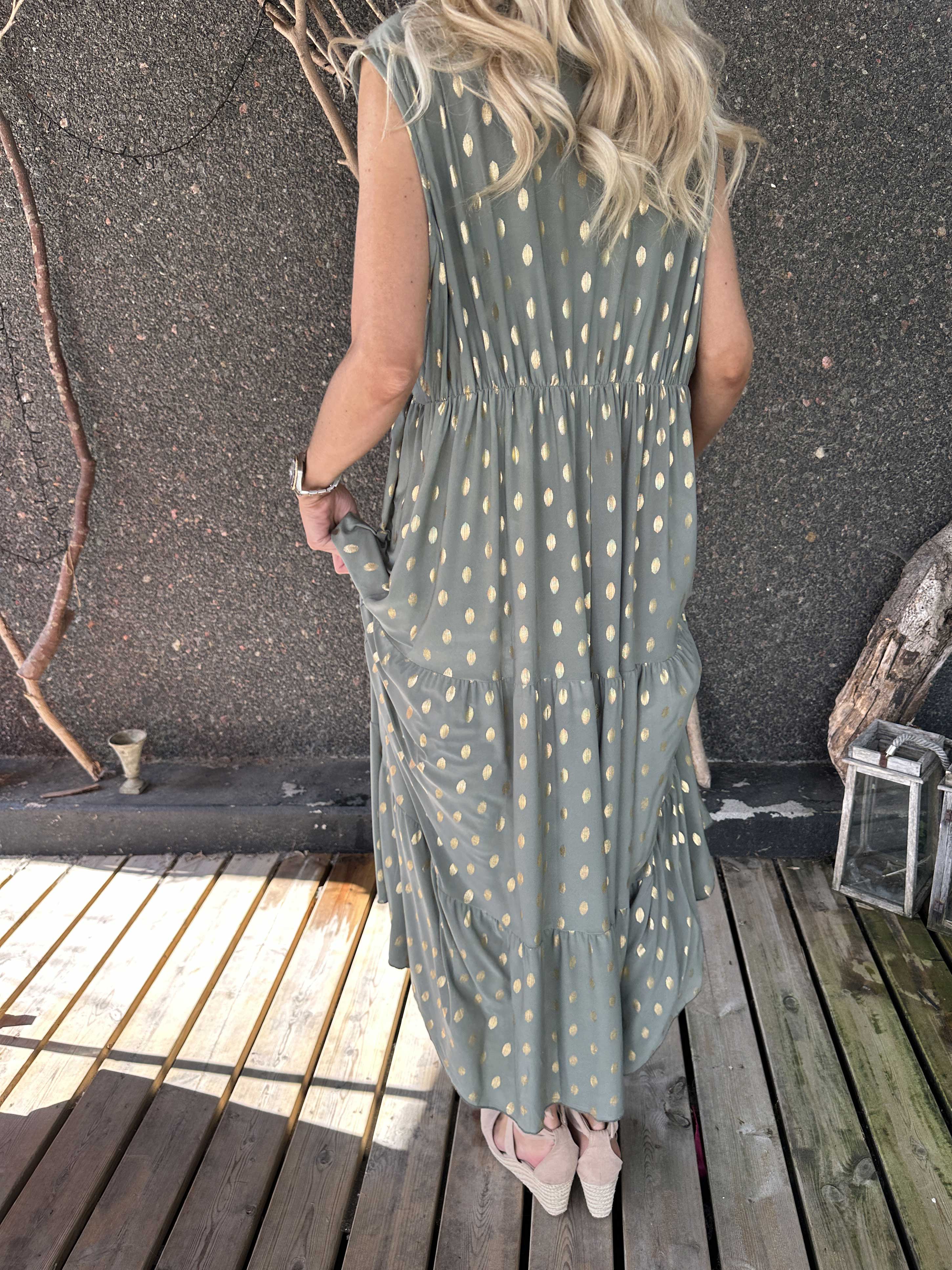 Karini Gold - Lång elastisk klänning med prickar i guld