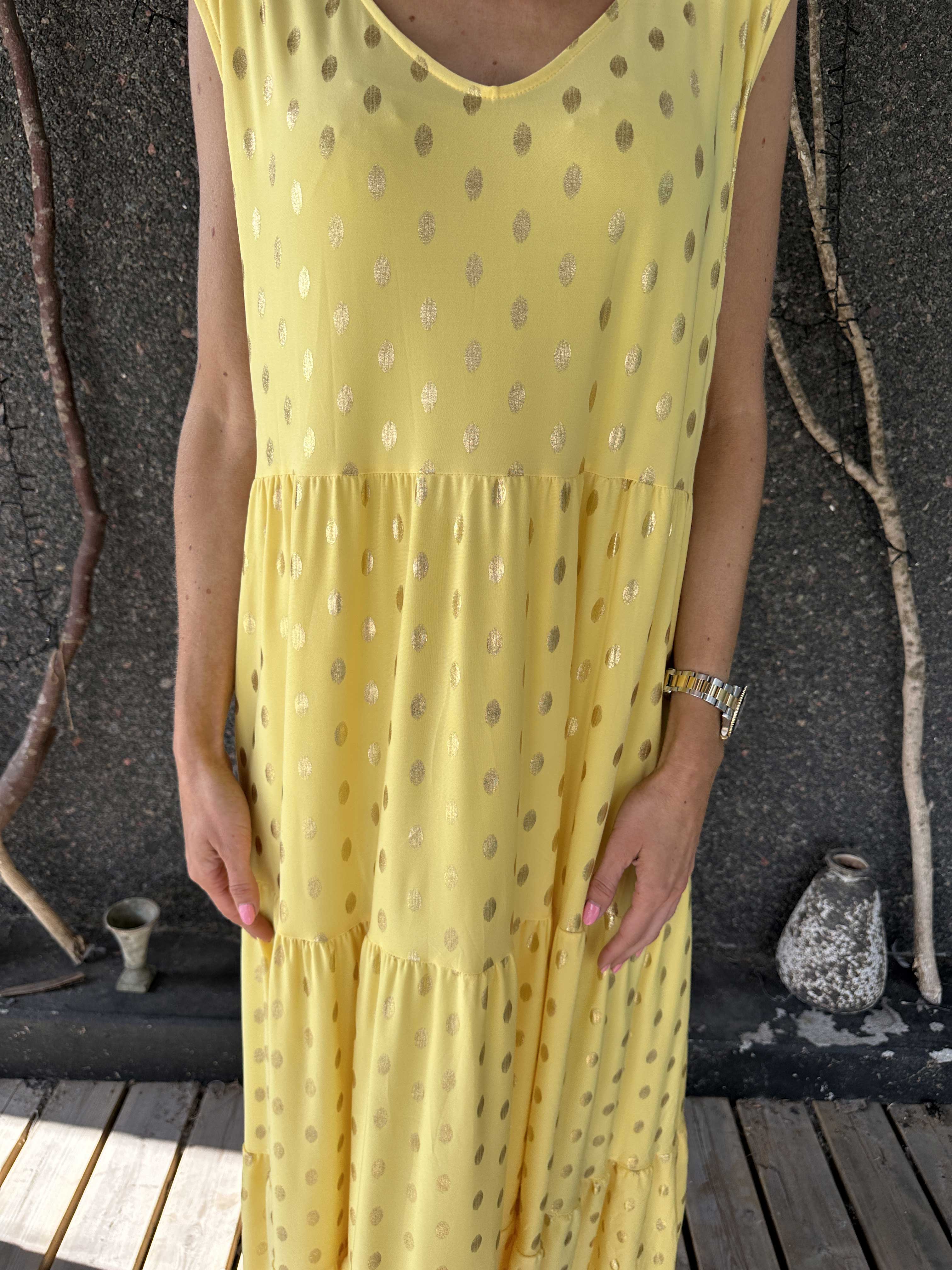 Karini Gold - Lång elastisk klänning med prickar i guld
