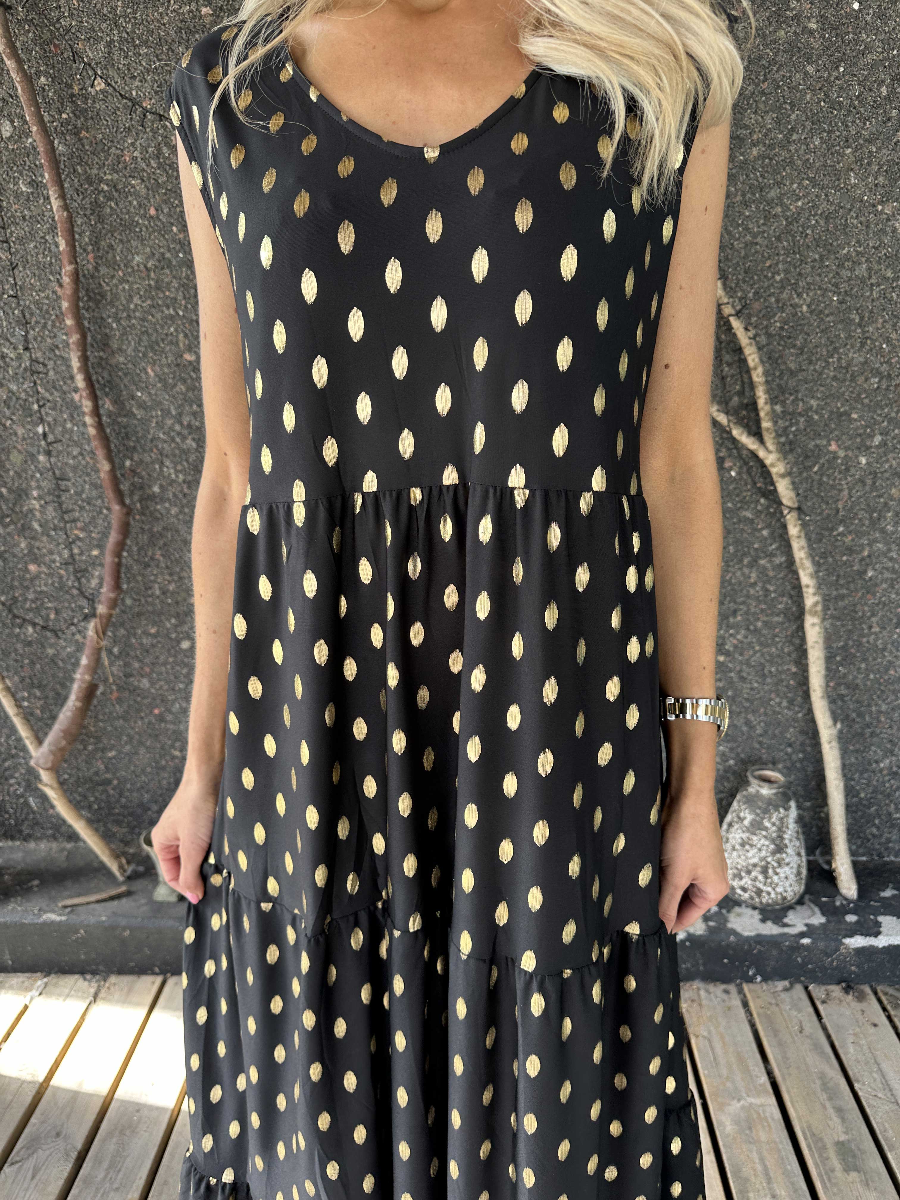 Karini Gold - Lång elastisk klänning med prickar i guld
