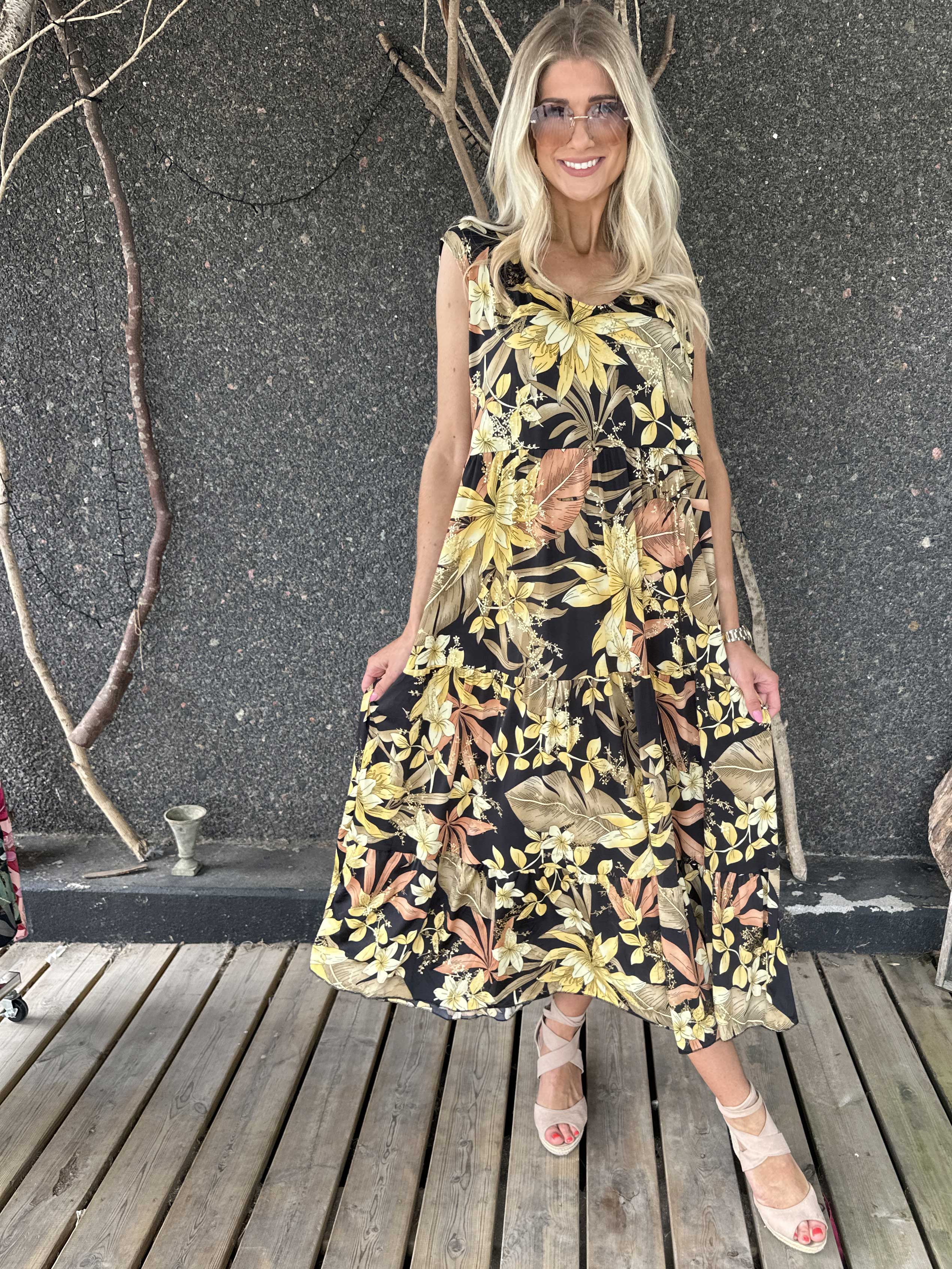 Karini - Lång elastisk blommig klänning med lager på lager look