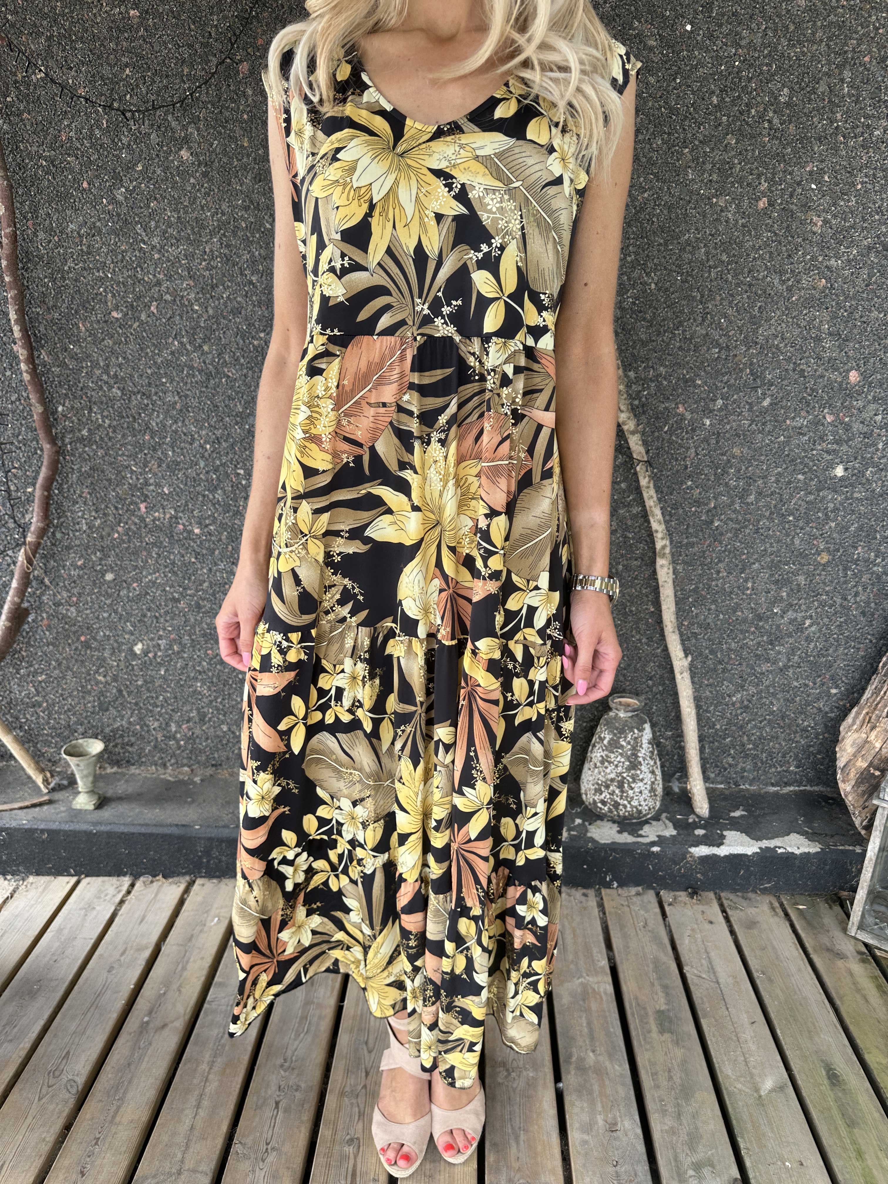 Karini - Lång elastisk blommig klänning med lager på lager look