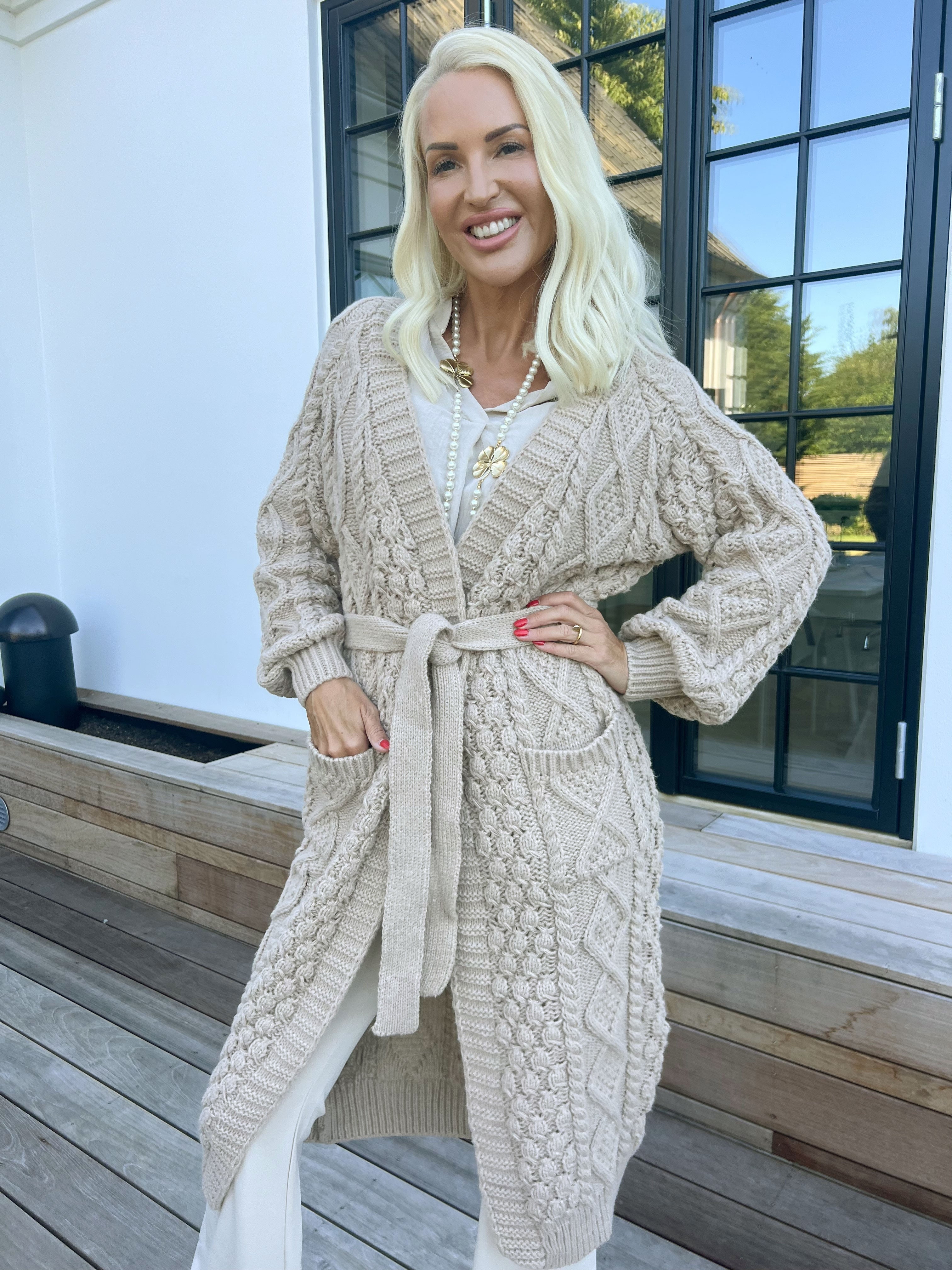 Karui - Snygg stickad kofta med knytband