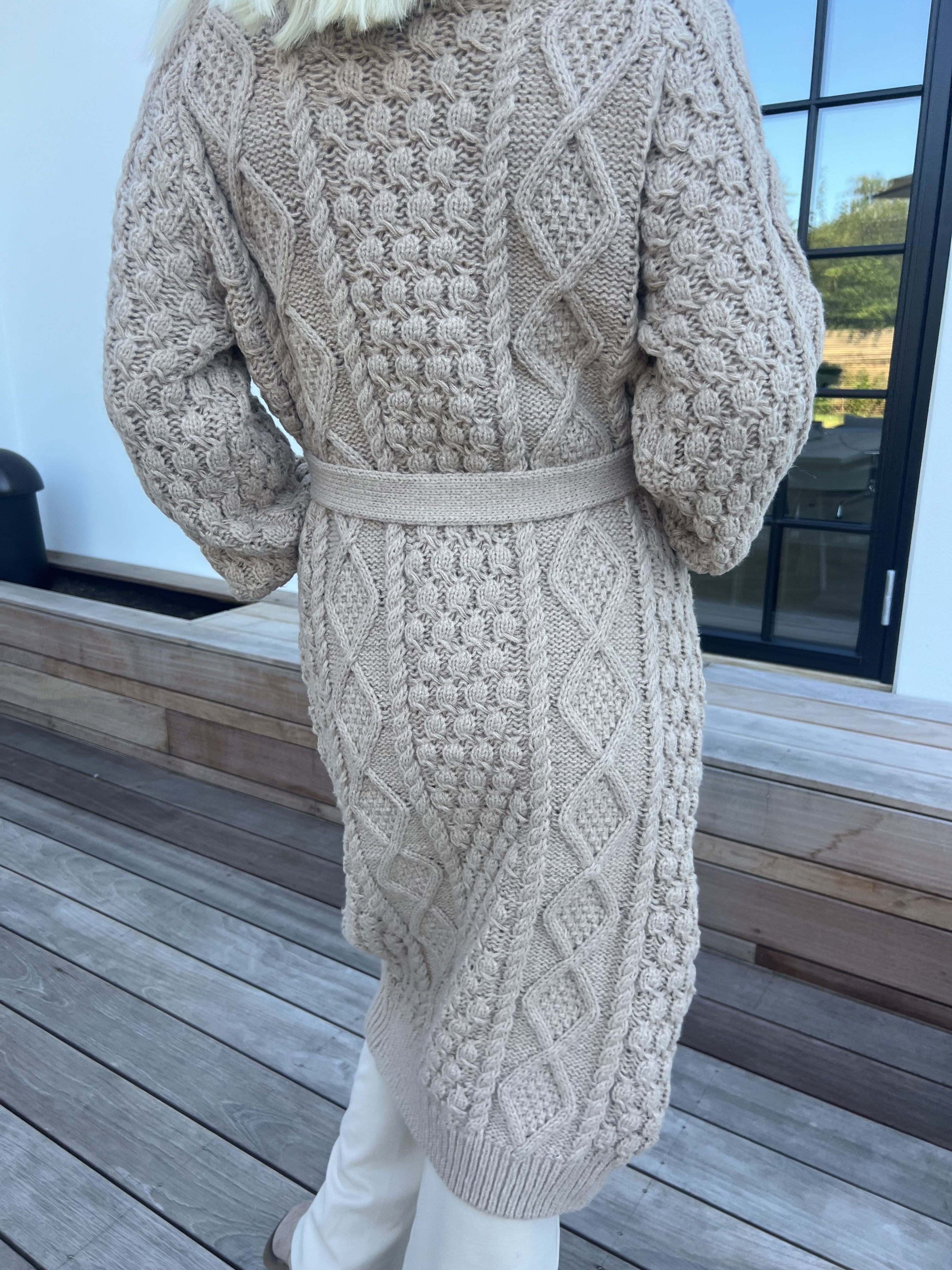 Karui - Snygg stickad kofta med knytband