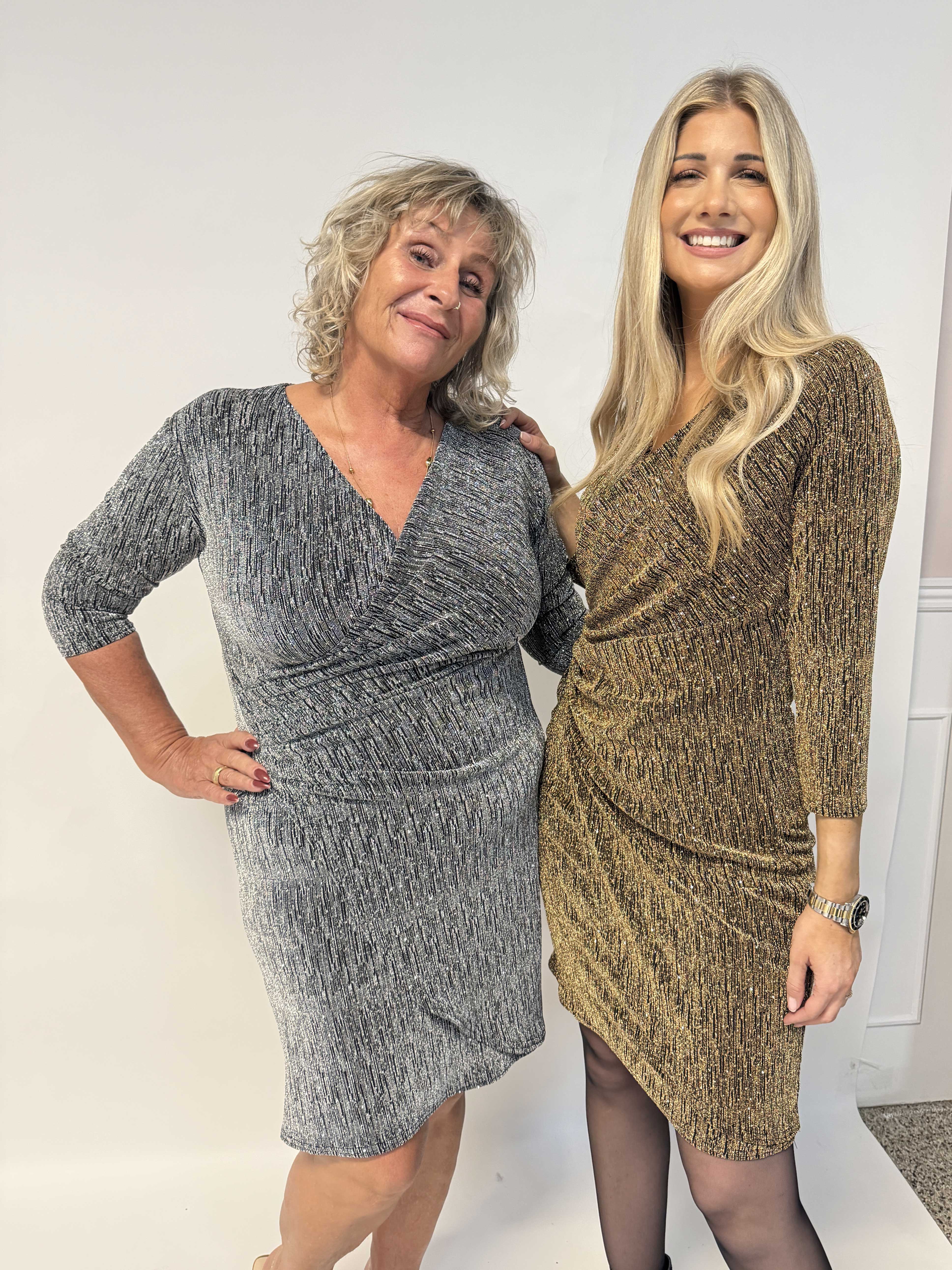 Kata - Glittrande klänning i plus size med omlottlook, massor av stretch och fina glittertrådar