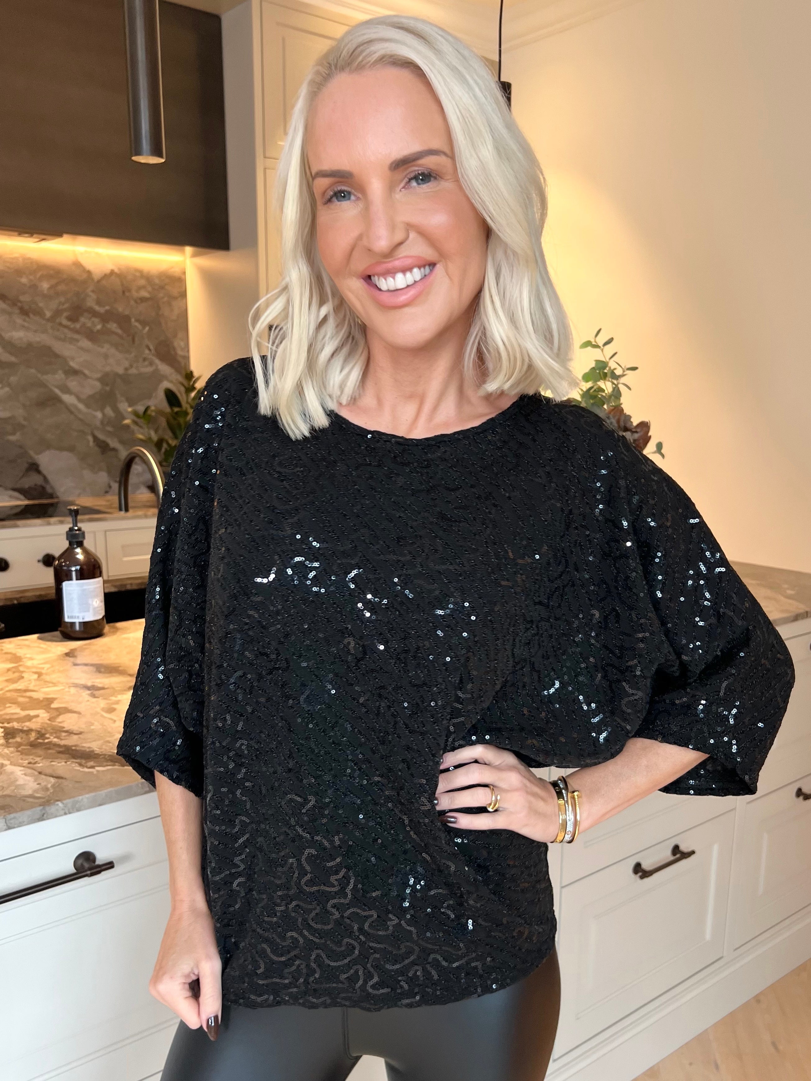 Kate - Festlig tunika med glittrande trådar och fina paljetter som ger en glamorös look