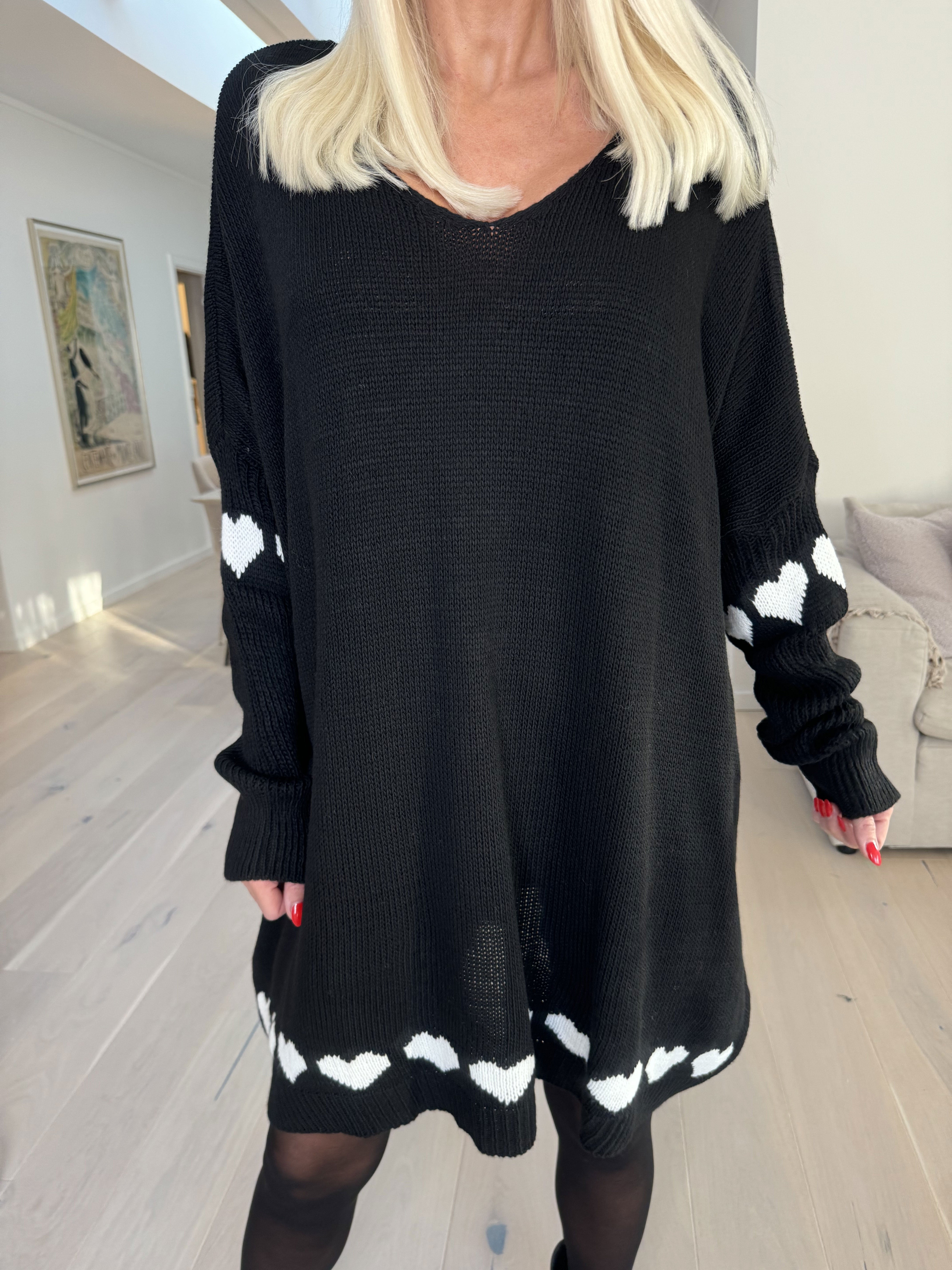 Katerina - Stickad klänning med söta hjärtdetaljer