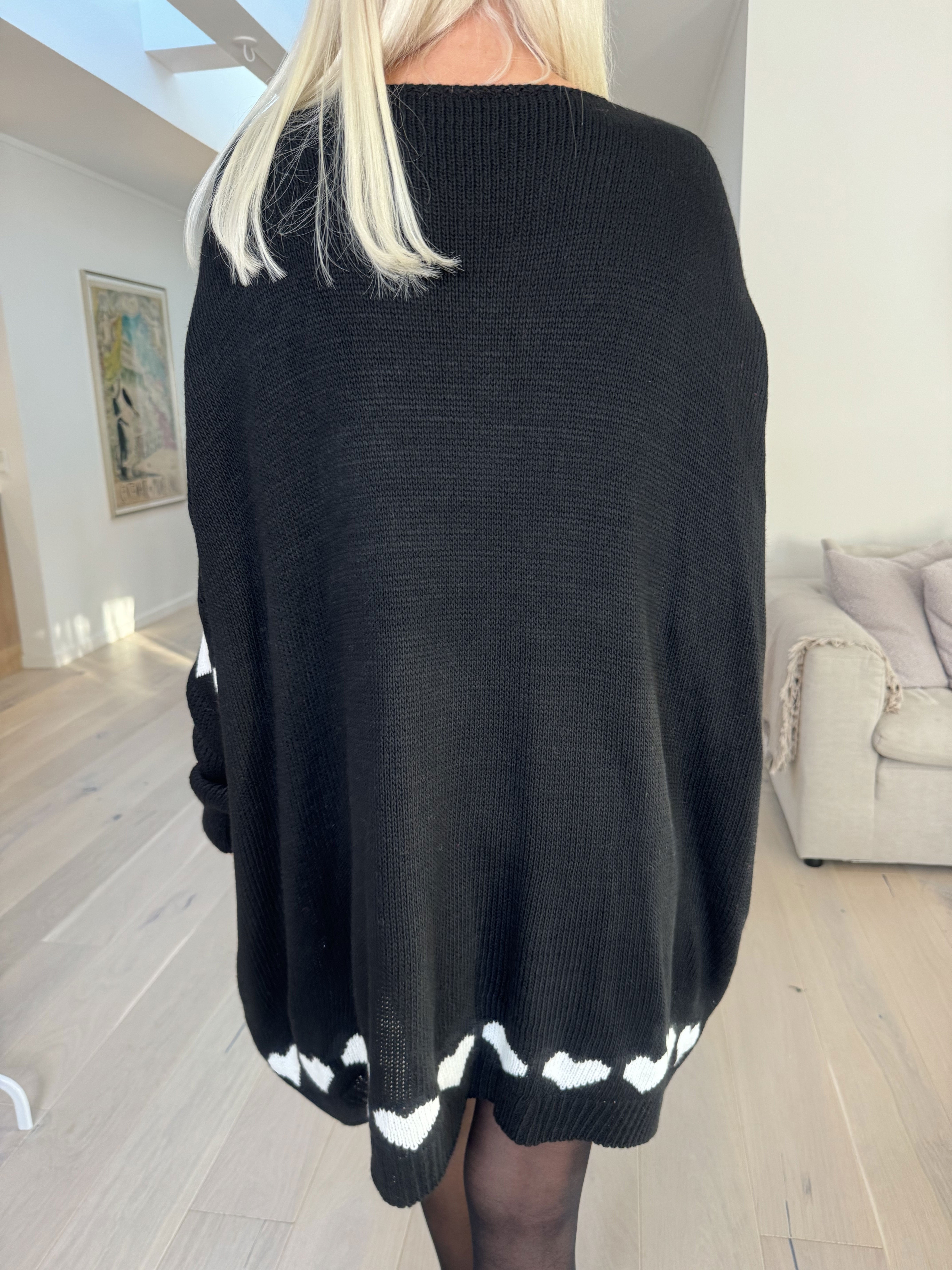 Katerina - Stickad klänning med söta hjärtdetaljer