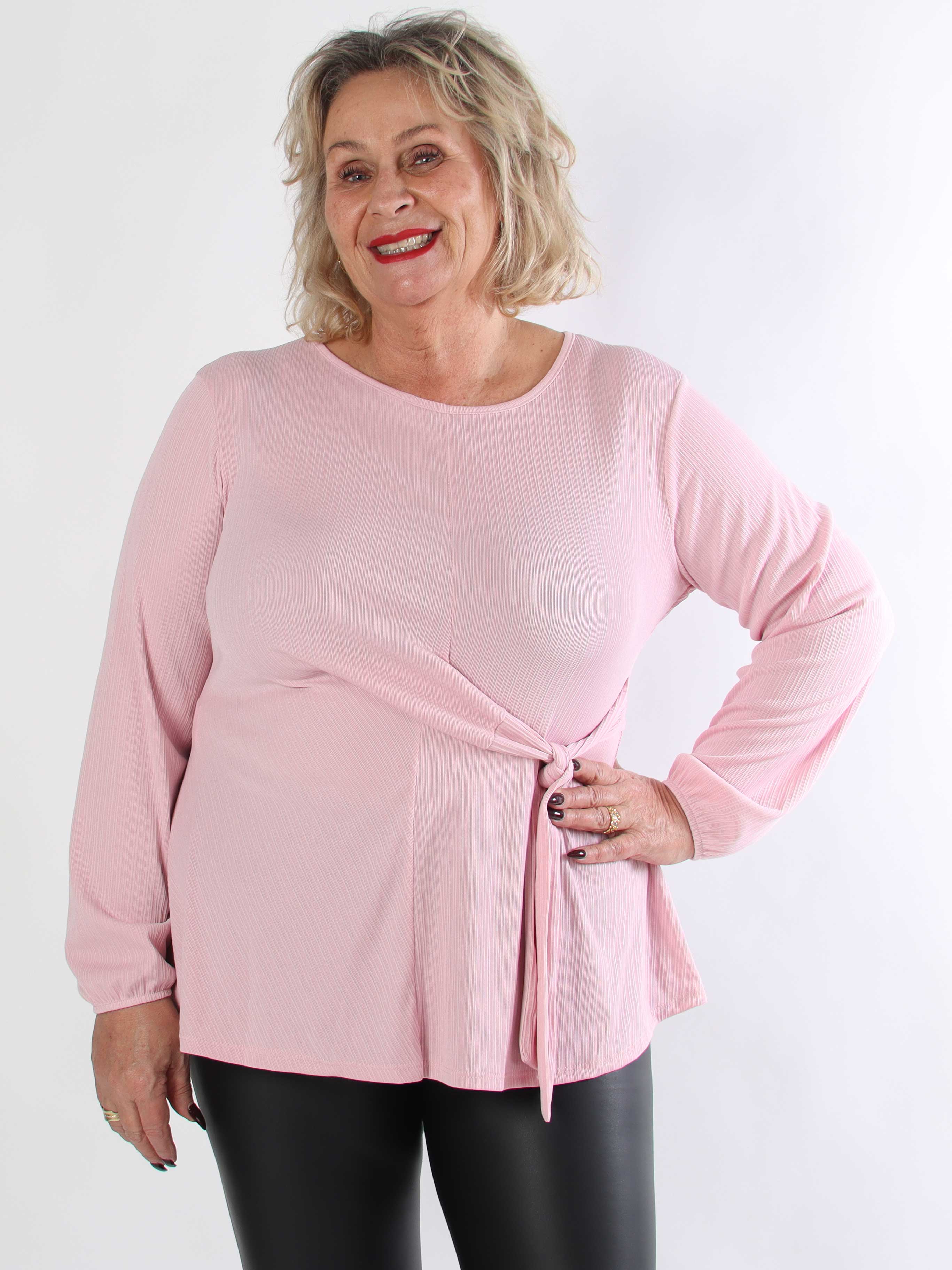 Katie - Sød langærmet plus size tunika med fin sløjfedetalje foran